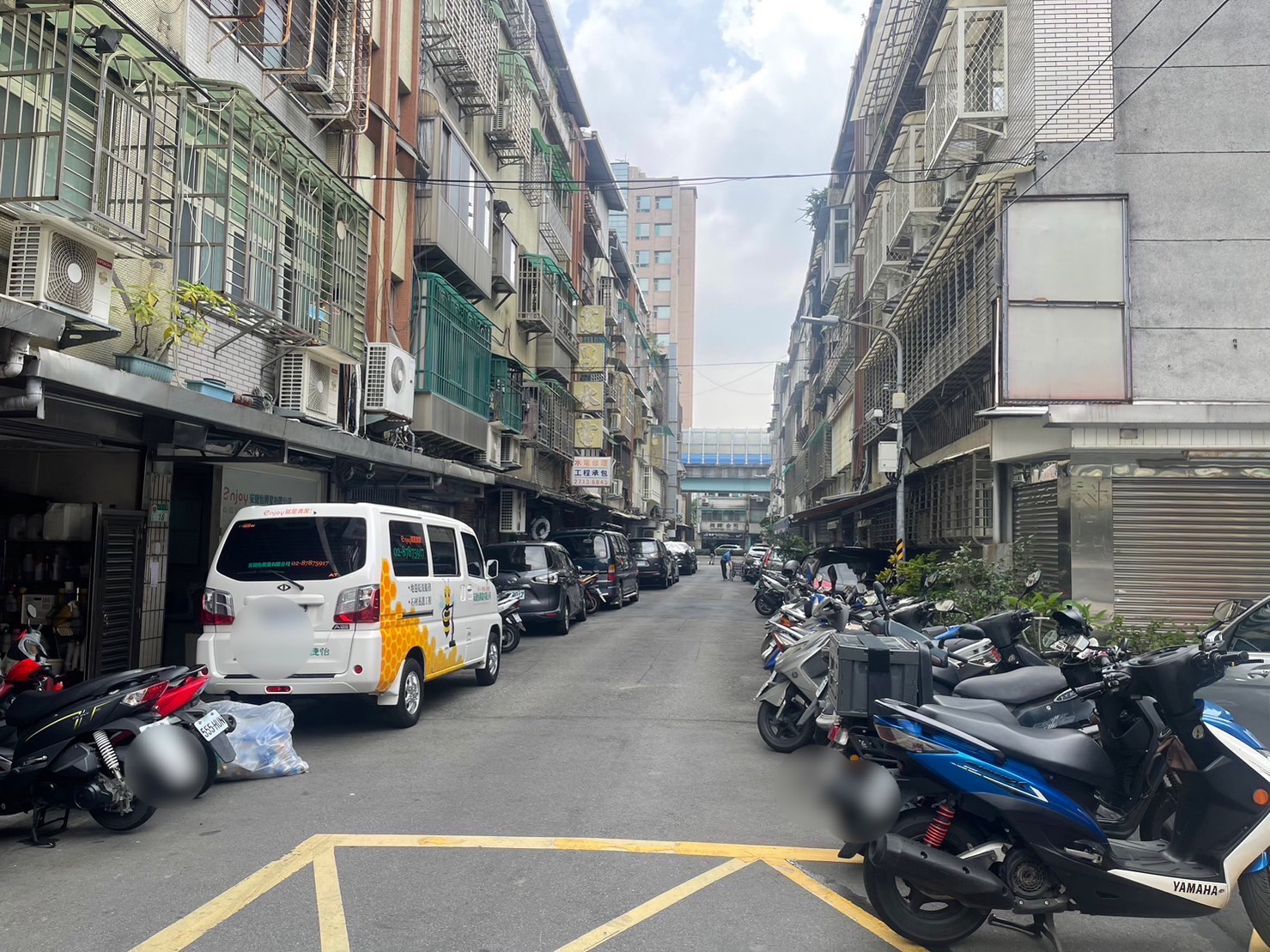 北市松山區一處民宅今早傳出母親不堪長期照顧久病兒，以膠帶封口殺子。（翻攝畫面）