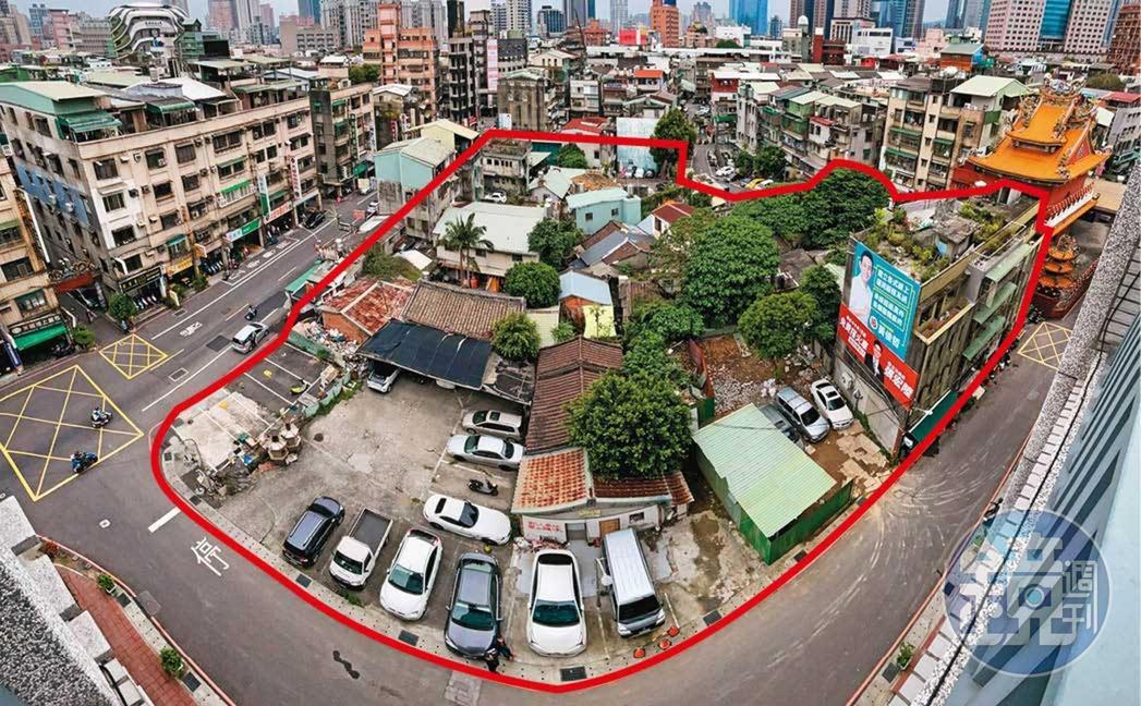 爆出都更爭議的土地（紅框處）就位在板橋車站附近，走路到車站只要10分鐘。