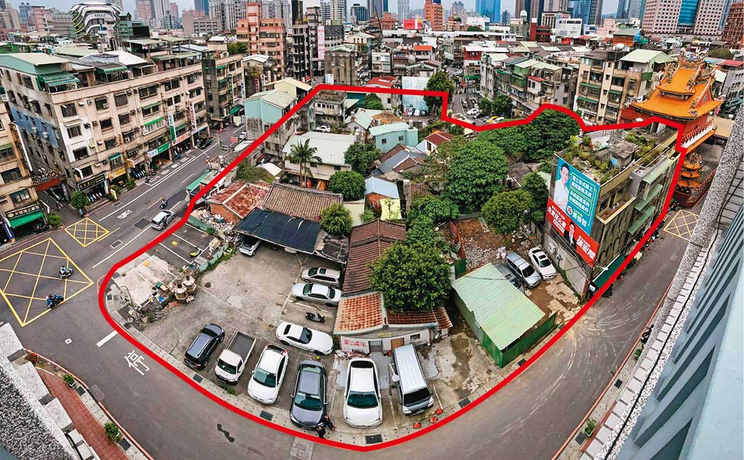 爆出都更爭議的土地（紅框處）就位在板橋車站附近，走路到車站只要10分鐘。