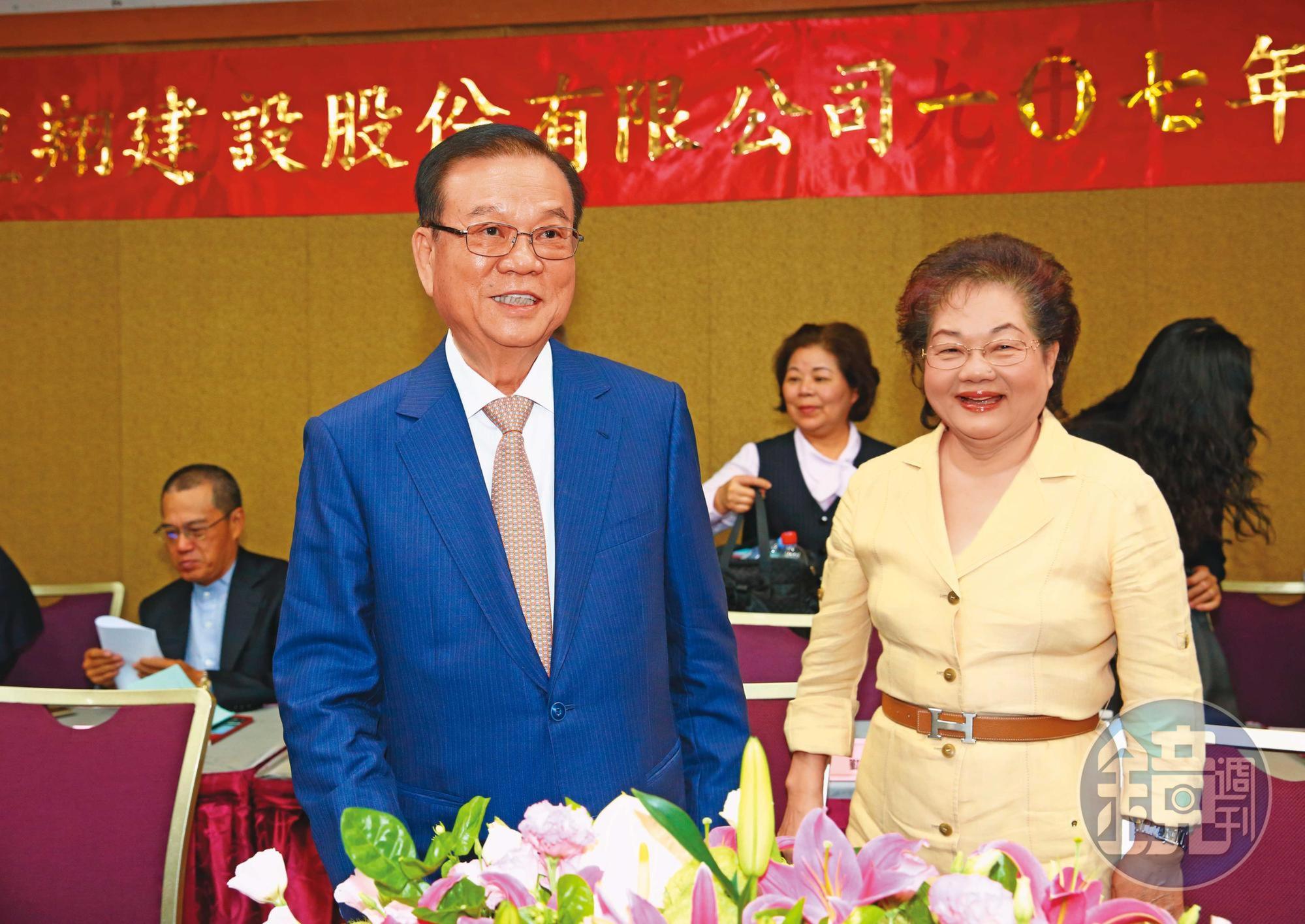 廖林淑花（右）是皇翔建設董事，她和先生廖年吉（左）平日以看地為樂。