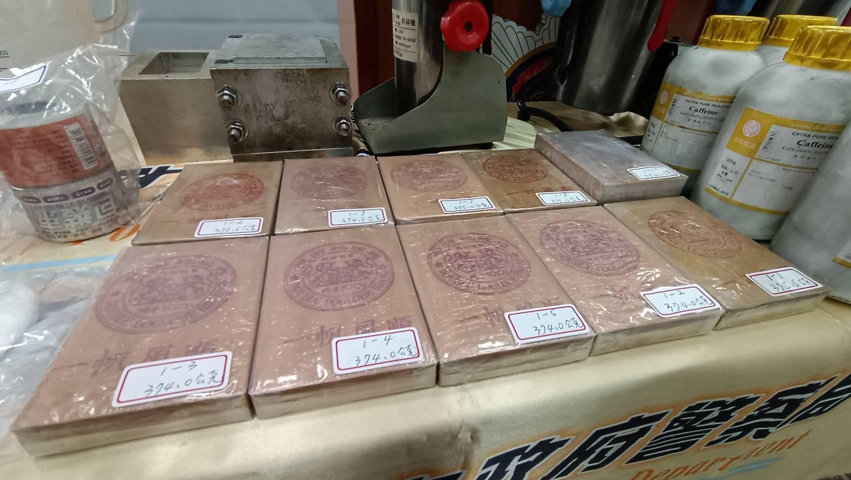 高市警方查獲大批「雙獅地球牌」海洛因磚,市價逾2,500萬。(翻攝畫面)