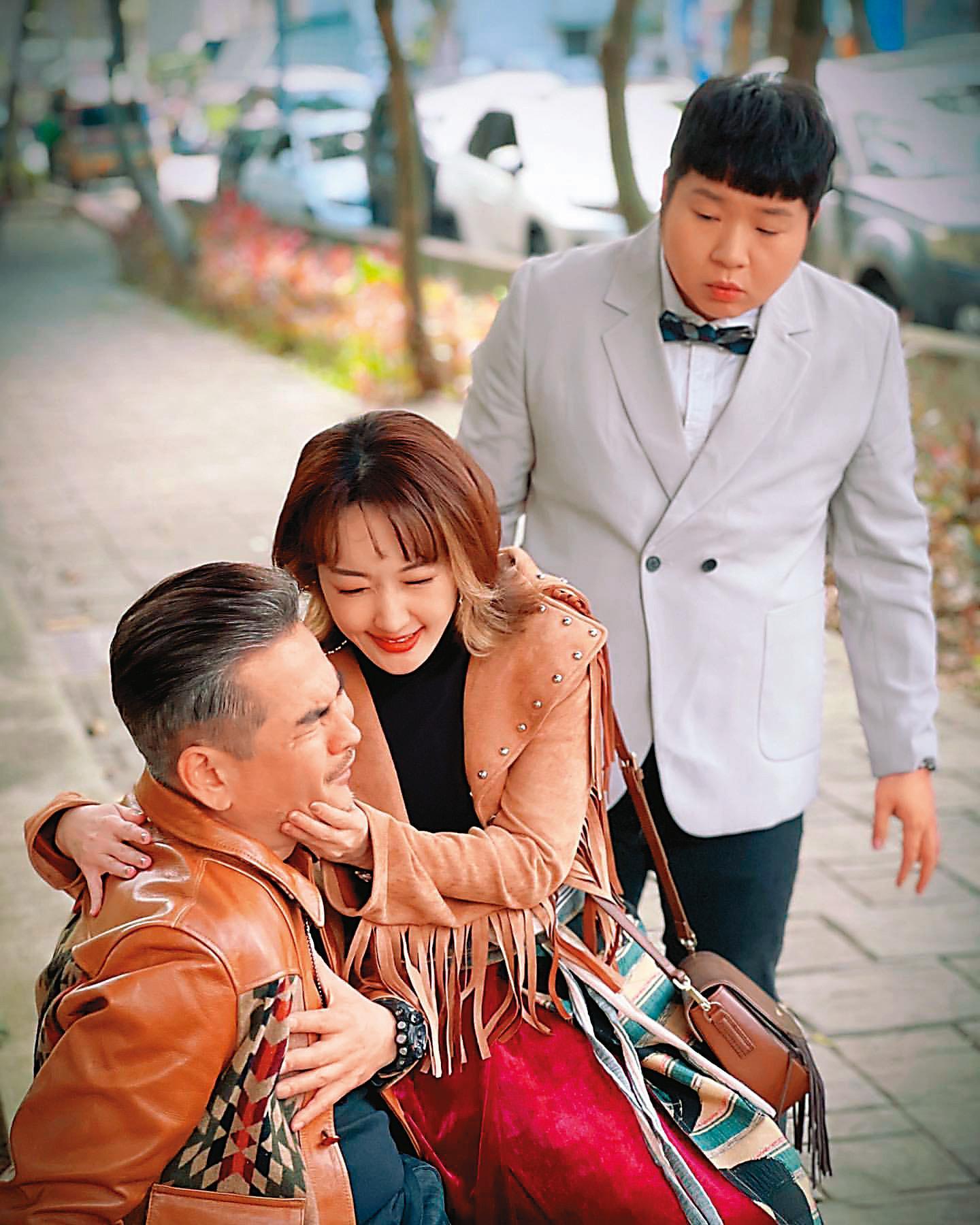 李承鴻（右）在《加油喜事》中，演出馬國賢（左）的兒子。中為巴鈺。（翻攝自李承鴻IG）