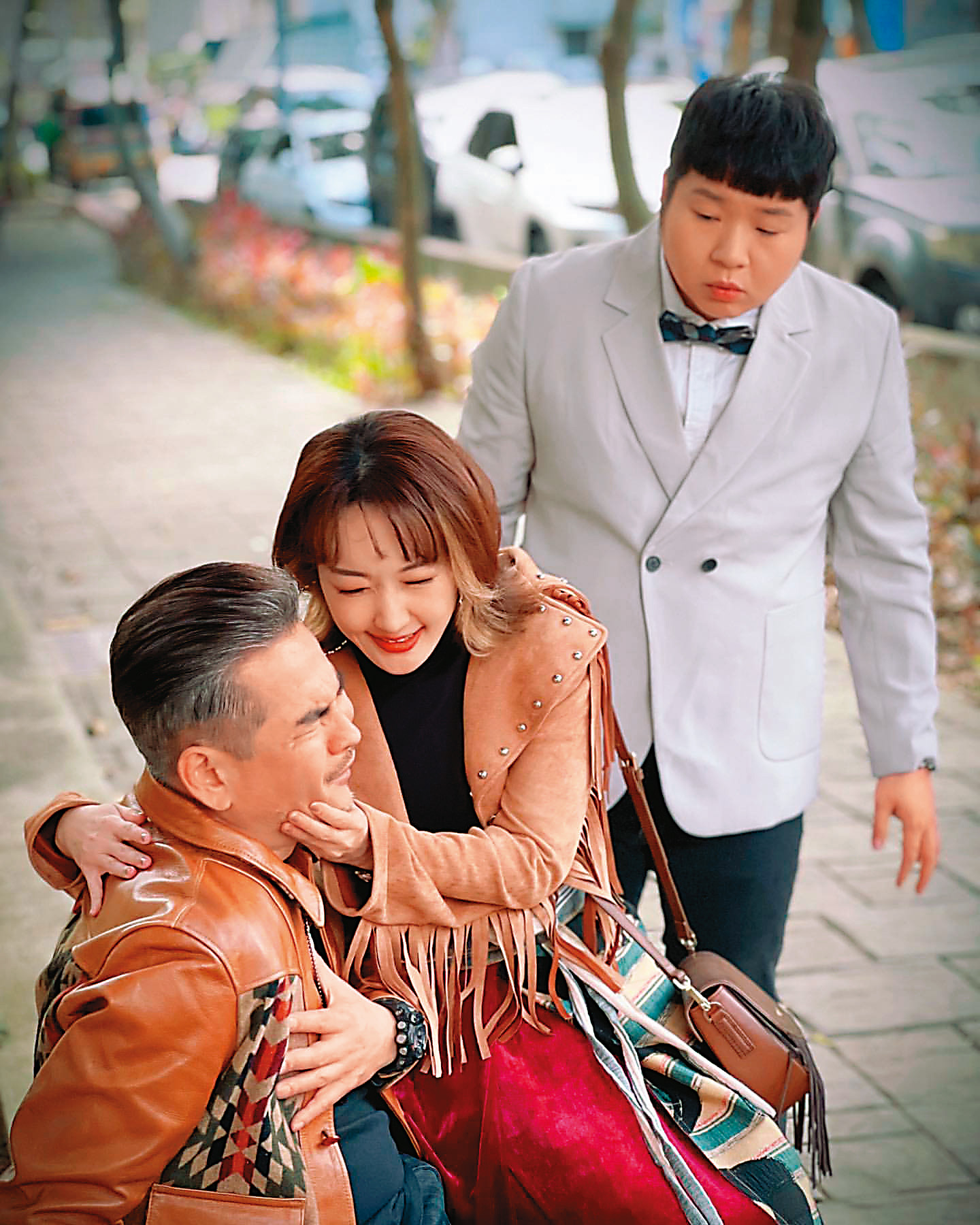 李承鴻（右）在《加油喜事》中，演出馬國賢（左）的兒子。中為巴鈺。（翻攝自李承鴻IG）