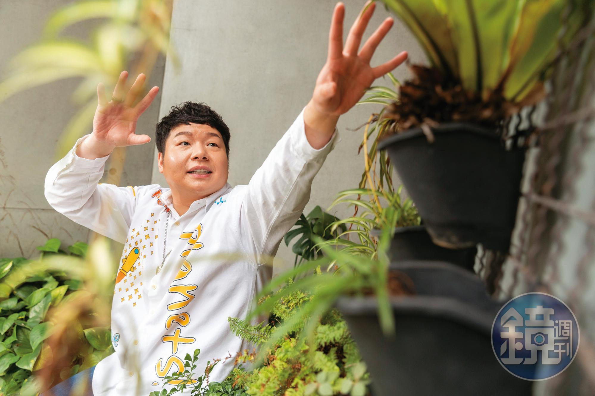 李承鴻曾以男團出道，定位為台灣版神童，但只發1張單曲就解散。