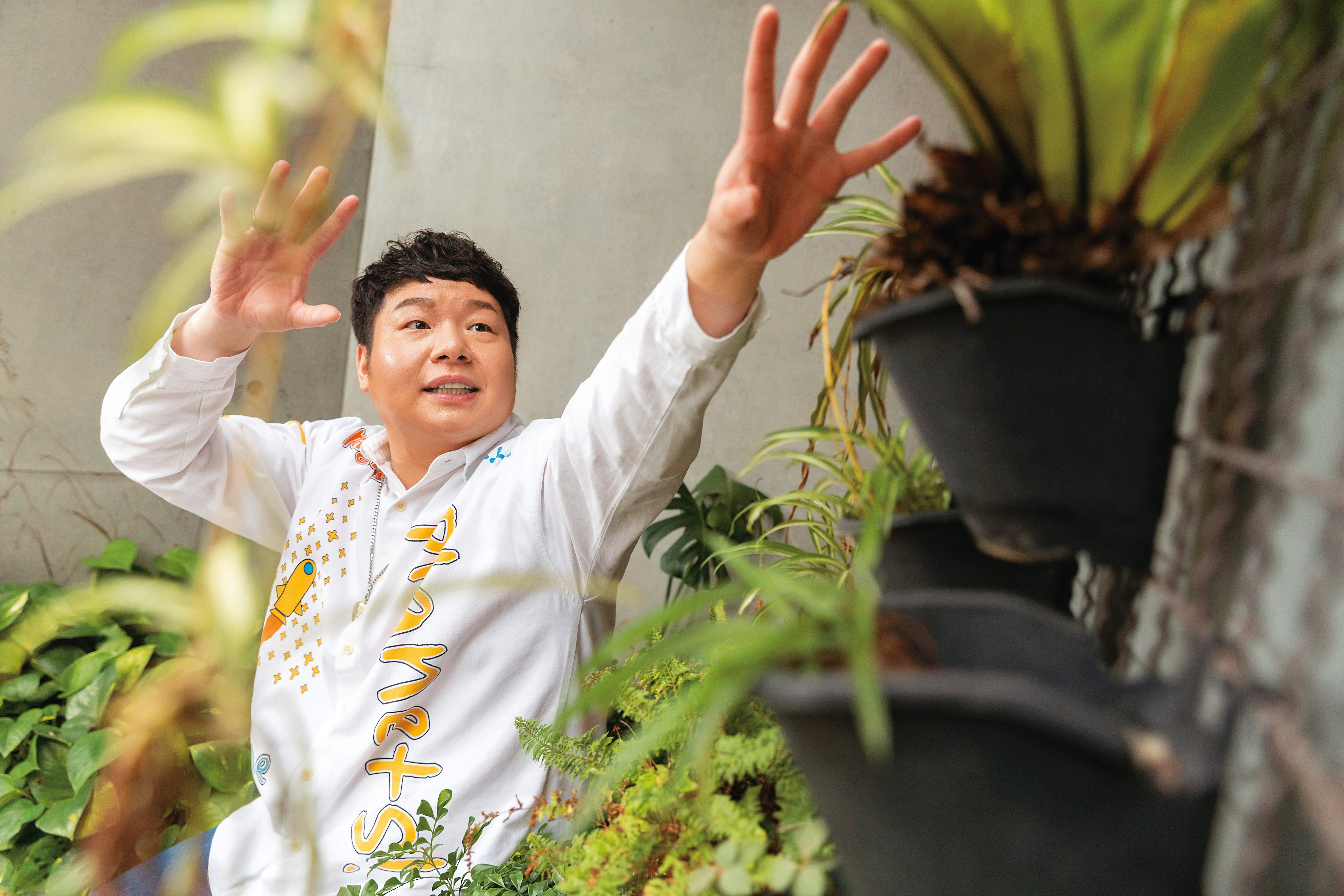 李承鴻曾以男團出道，定位為台灣版神童，但只發1張單曲就解散。