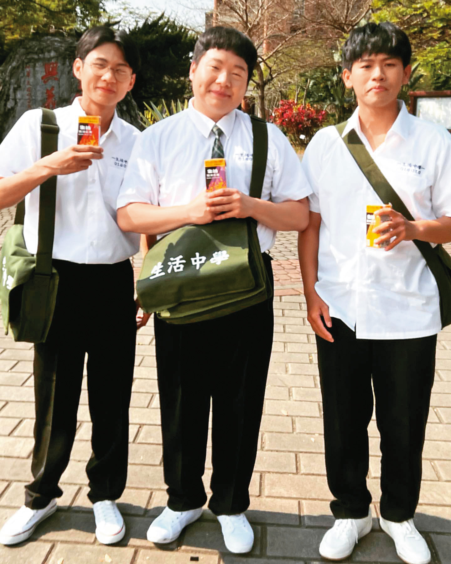 李承鴻（中）拍過數部廣告，也扮過吉祥物玩偶。（翻攝自李承鴻IG）