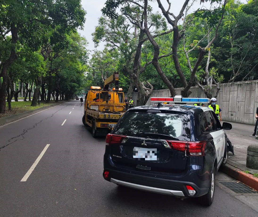 警車自撞車禍導致右前保險桿明顯破損脫落。（翻攝畫面）