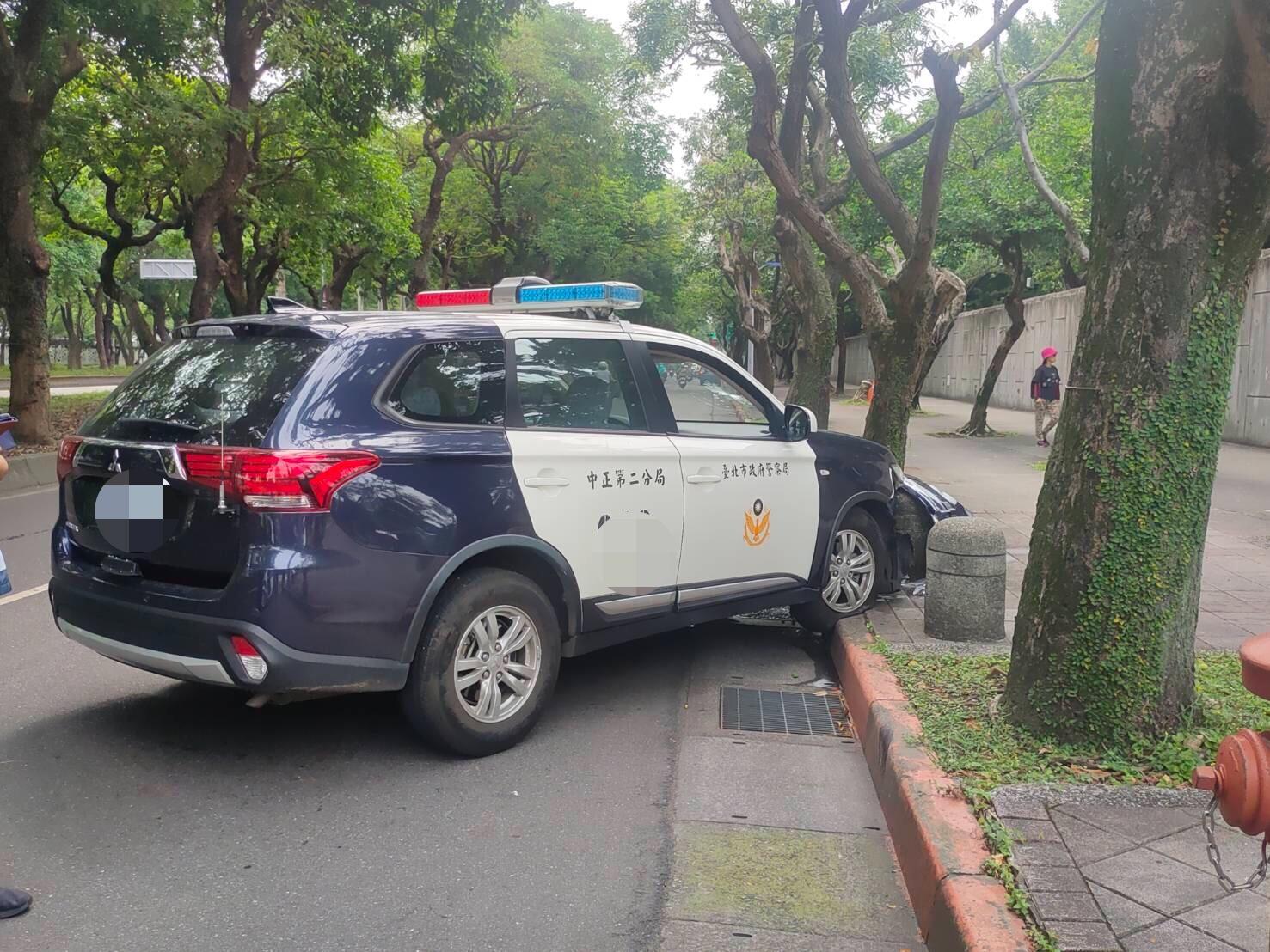 警車失控自撞人行道,所幸副駕駛座警員僅輕傷。(翻攝畫面)