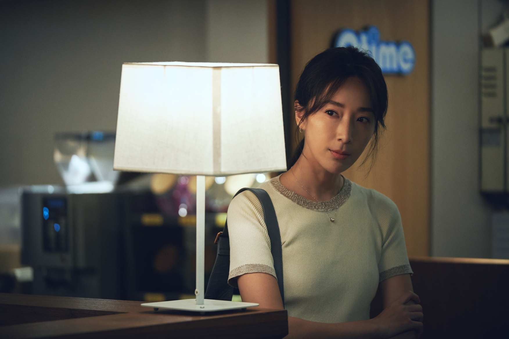  劇中韓真真這角色在女兒發生事情後，辭去工作陪伴在旁，有的觀眾認為為時已晚。（三立提供）