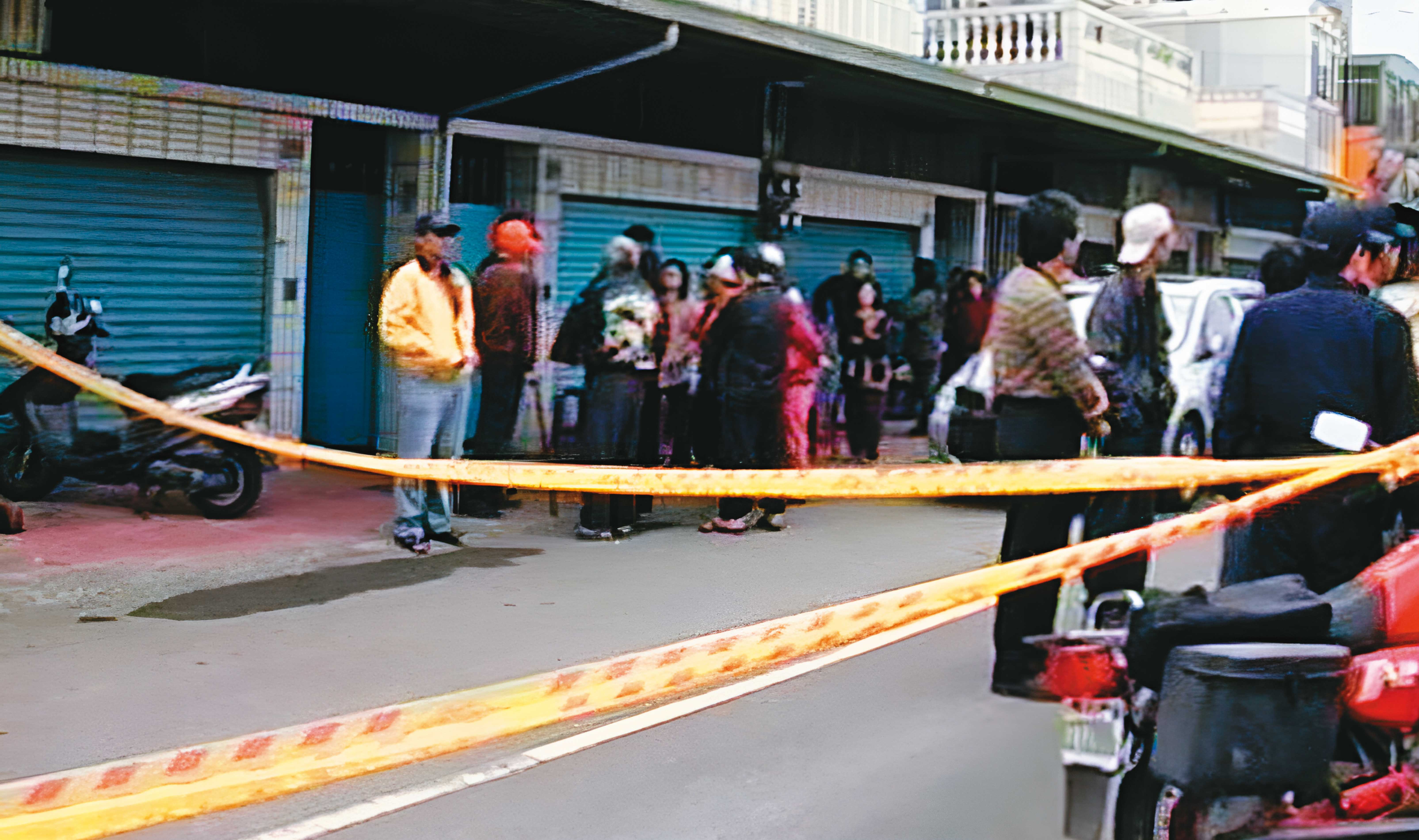 民風純樸的高雄湖內發生雙屍命案，警方圍起封鎖線全力蒐證。（東森新聞提供）