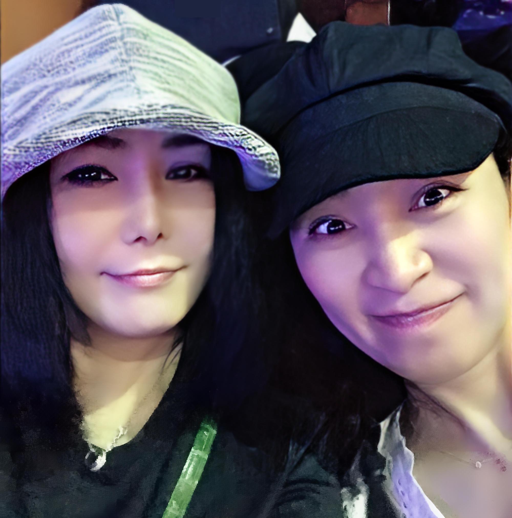 方文琳和江蕙是多年姊妹淘。(中華民國婦癌基金會提供)