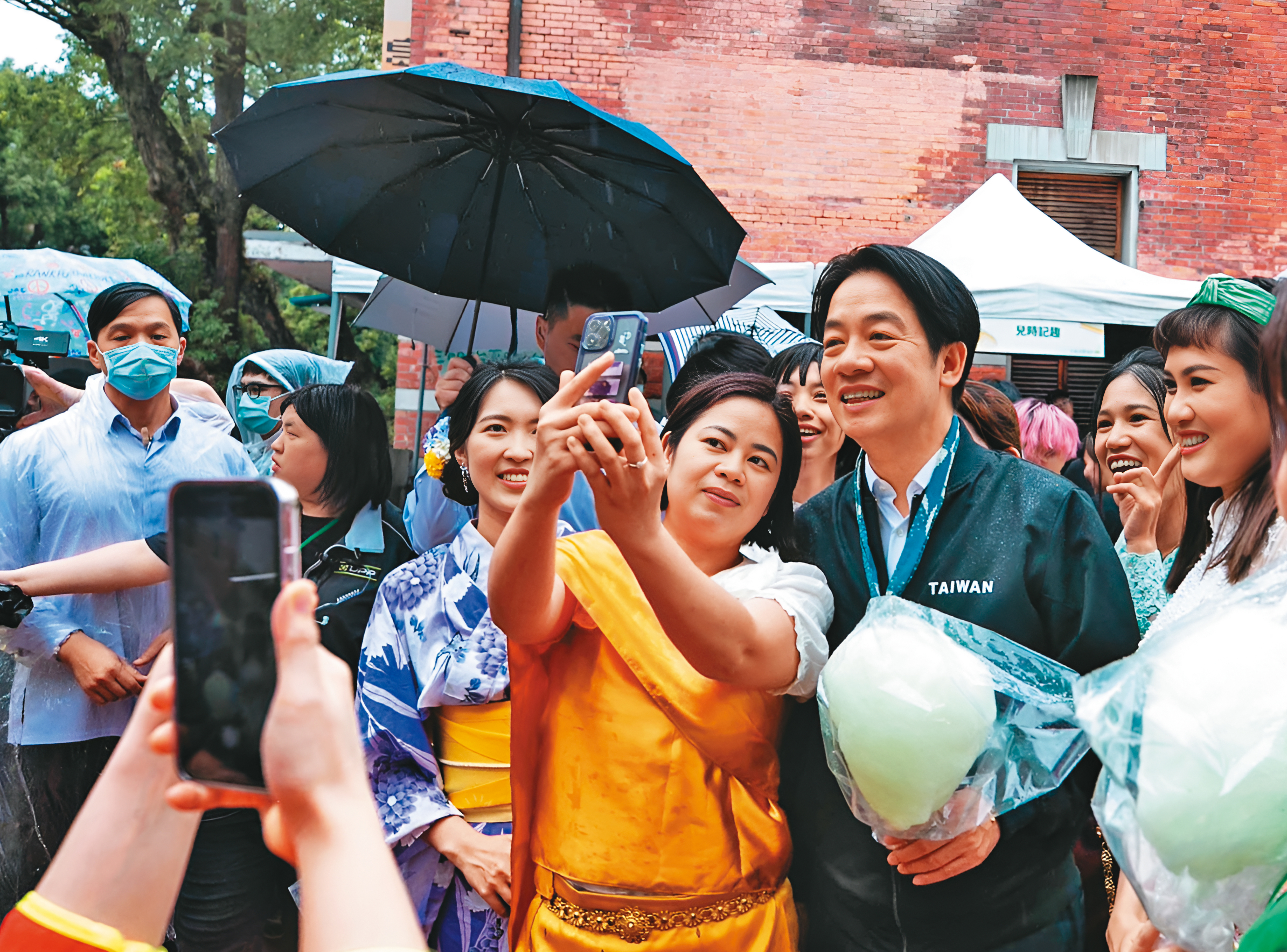 賴清德到三明治新世代園遊會，與新住民、年輕父母互動。（翻攝賴清德臉書）