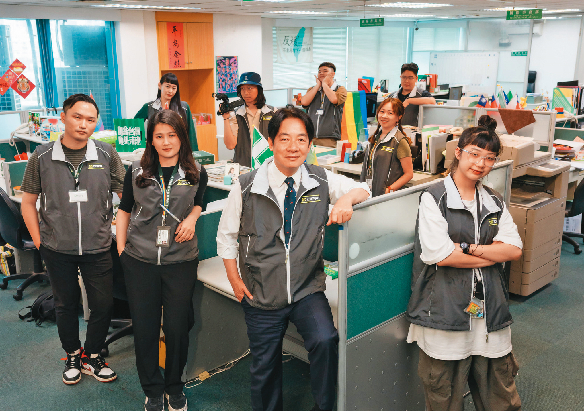 描述基層政治幕僚的台劇《人選之人—造浪者》（右圖）熱播，賴清德也與黨工模仿劇中造型拍照。（翻攝賴清德臉書）