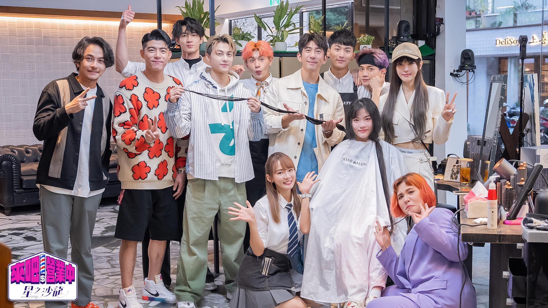 《來吧！營業中2》星之沙龍工作人員與16年不曾剪髮的長髮少女合照。（TVBS提供）