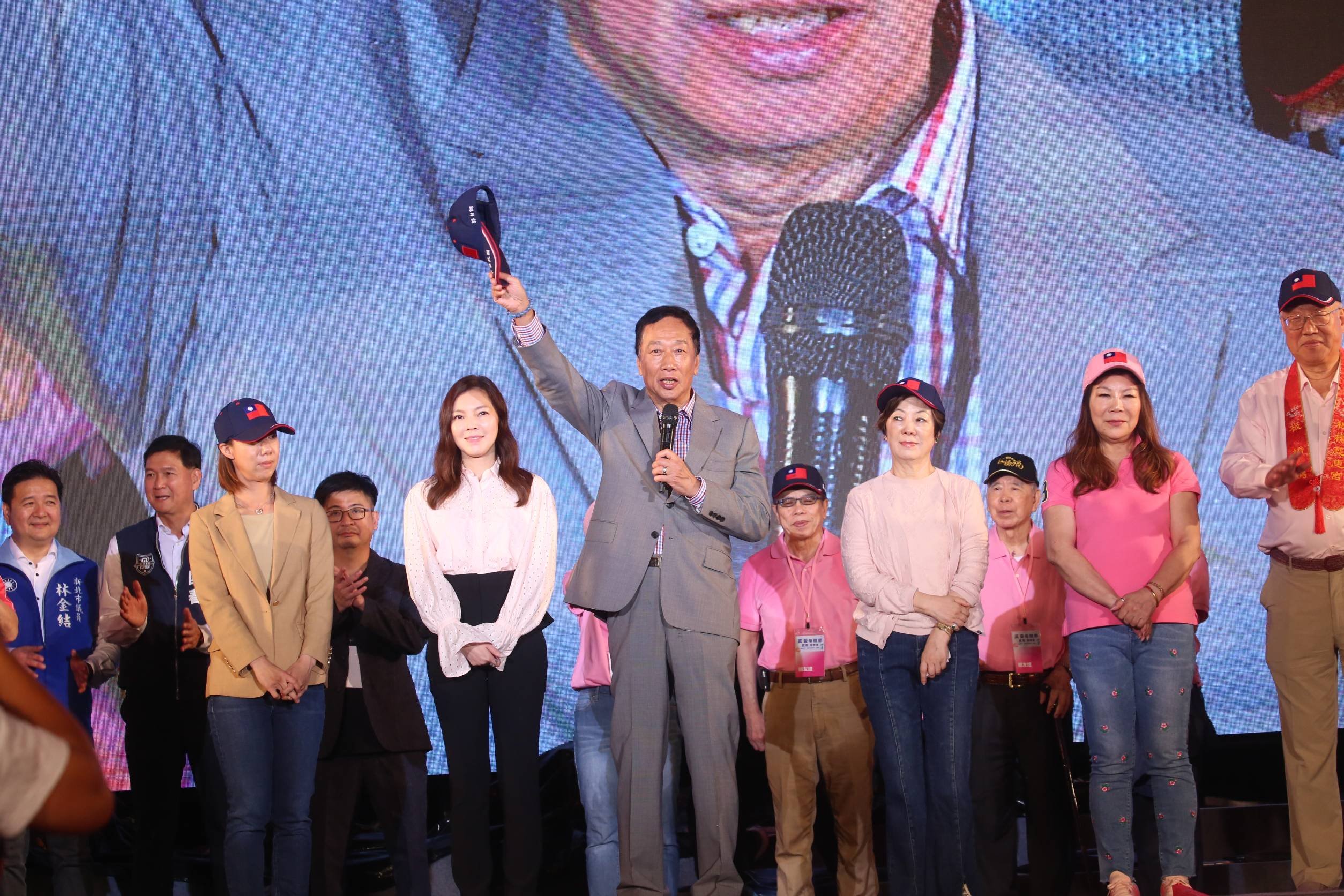 郭台銘今晚在板橋舉辦造勢活動，表姊張淑芬（右4）擔任神祕嘉賓現身會場，引起外界關注。