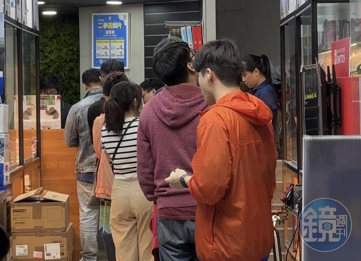 任天堂今推出《薩爾達傳說 王國之淚》，結果凌晨就吸引到不少玩家到實體店排隊搶購首發。（讀者提供）