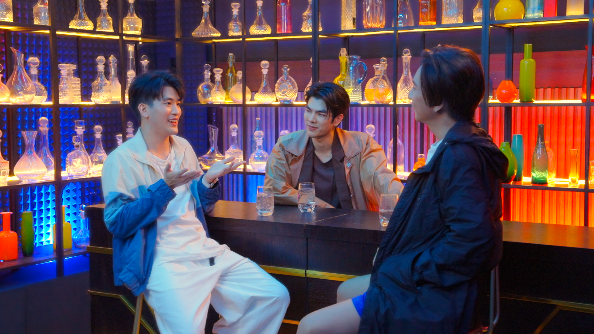 泰國綜藝節目《隱藏的王牌》參賽者Woody（左）公開出櫃，主持人Mile（中）和老闆Pond（右）給予支持。（愛奇藝國際站提供）