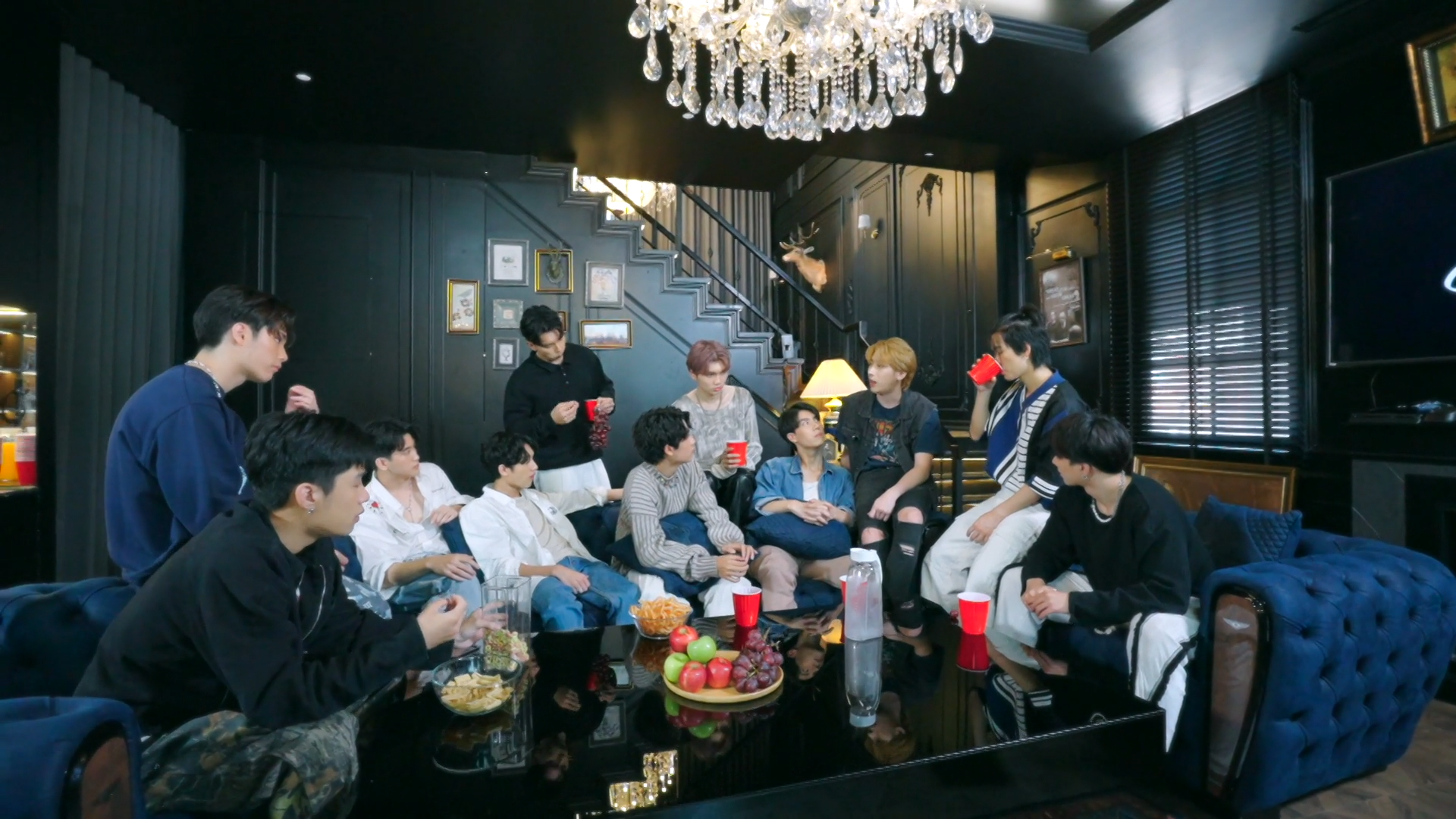 《隱藏的王牌》11名參賽者住在同個屋簷下，每集依序公開所有成員的真實故事。（愛奇藝國際站提供）