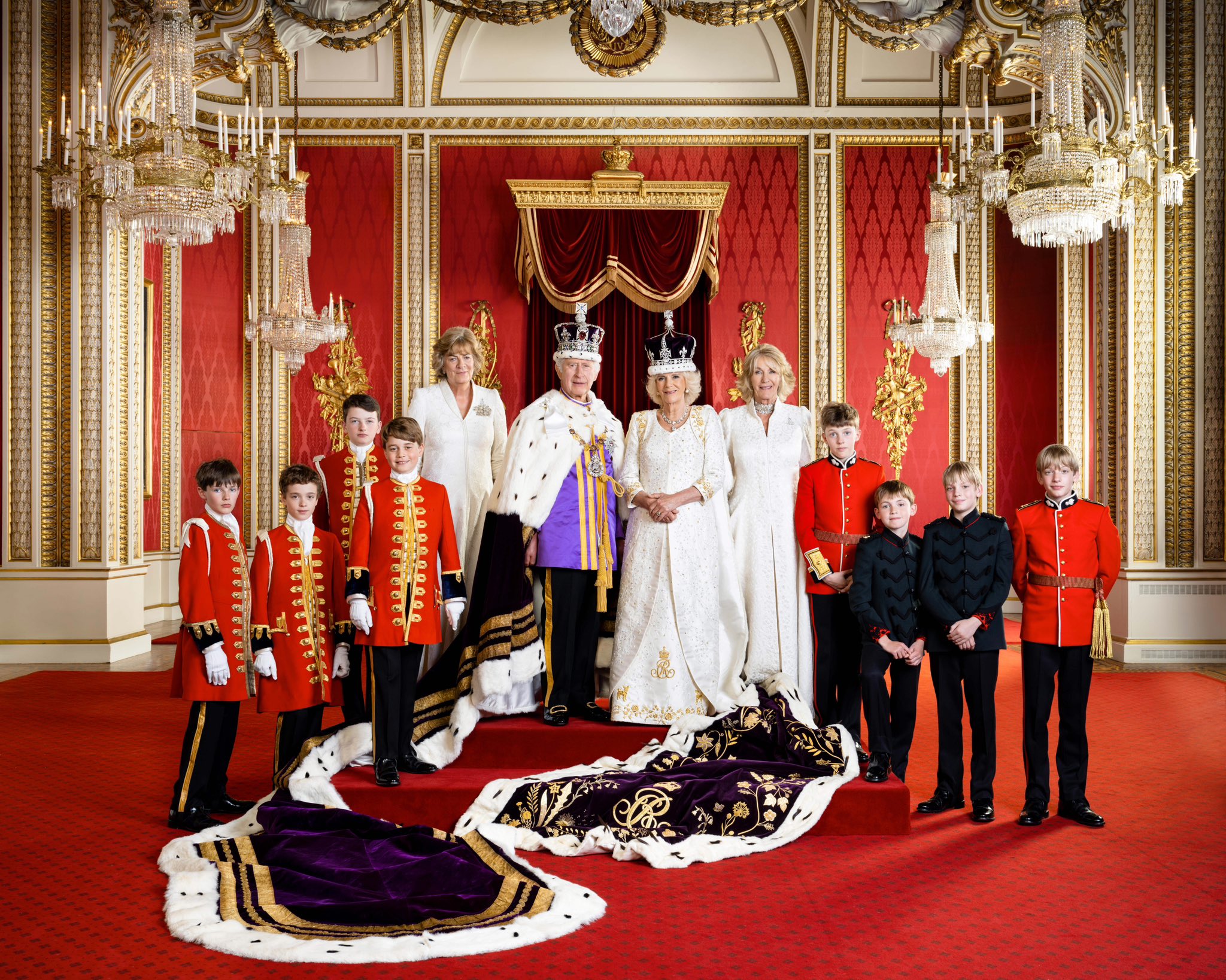 查爾斯三世、王后卡蜜拉與他們的榮譽騎士。（翻攝The Royal Famiy推特）