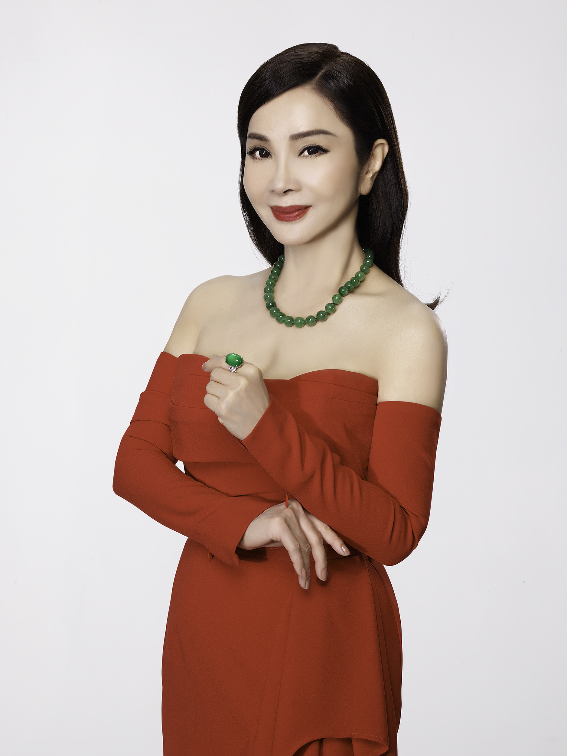 陳美鳳以台灣最美歐巴桑之姿代言珠寶品牌。（皇宣緣提供）