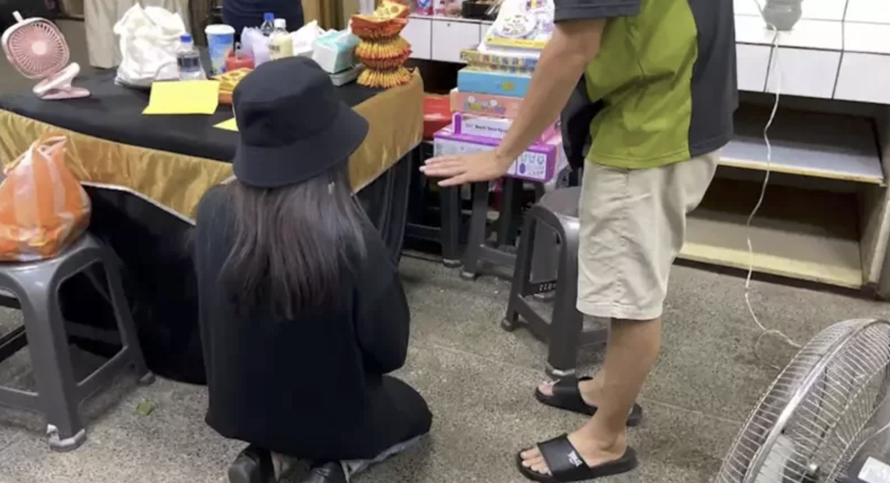 肇事孕婦現身女童靈堂下跪，女童爸爸看到連忙阻止。（翻攝畫面）