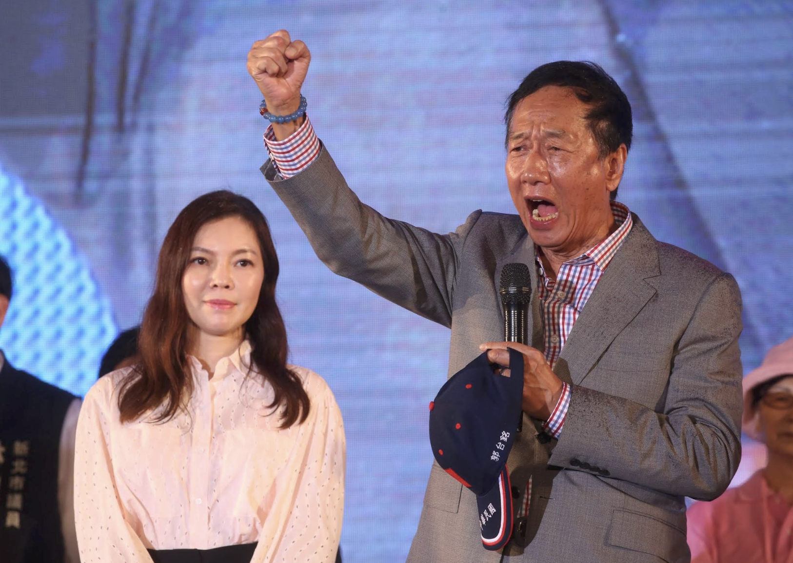 郭台銘（右）昨在新北板橋造勢，左為妻子曾馨瑩。（本刊資料照）