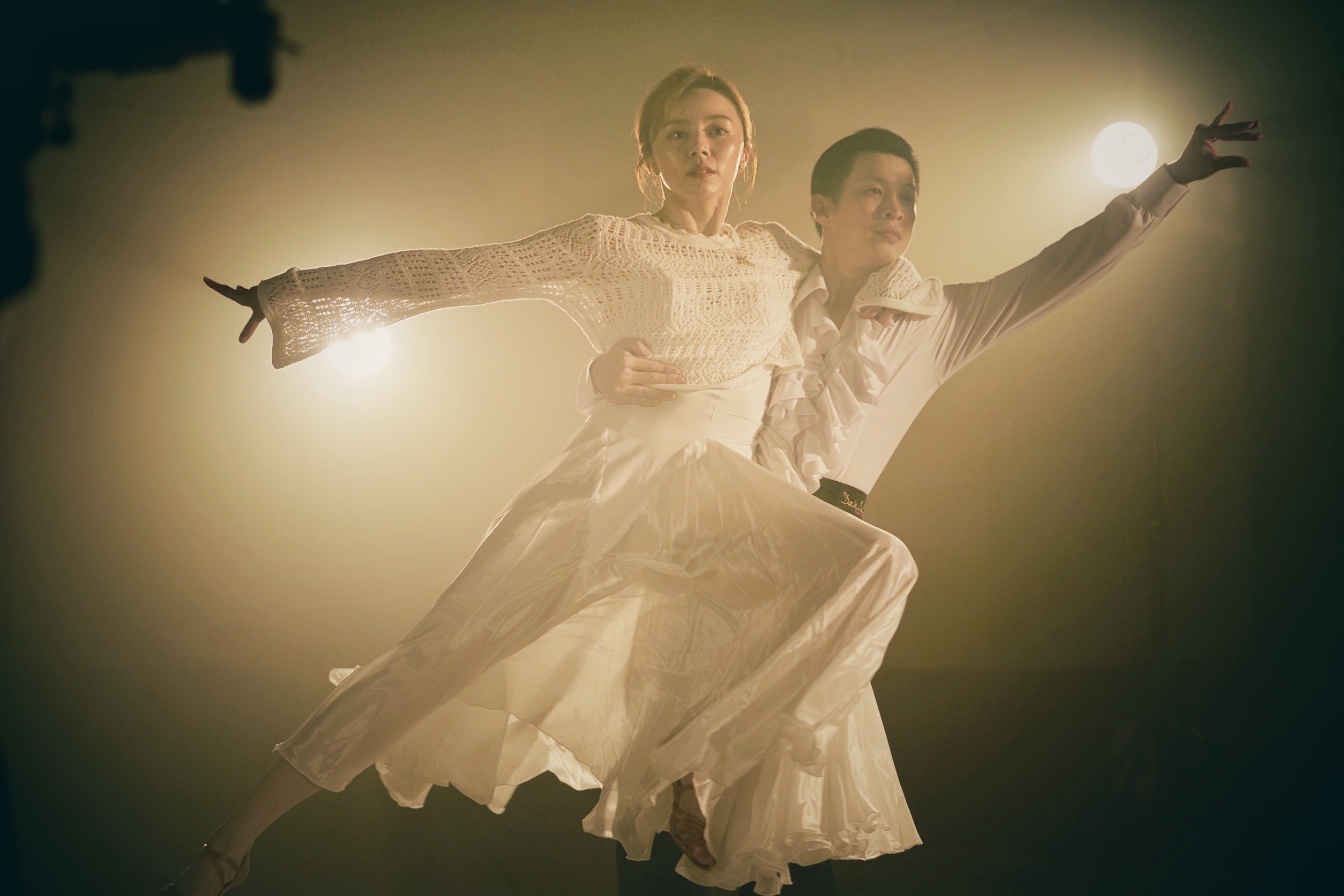 王瞳跟廣正老師為了生日驚喜大秀國標舞。（民視提供）