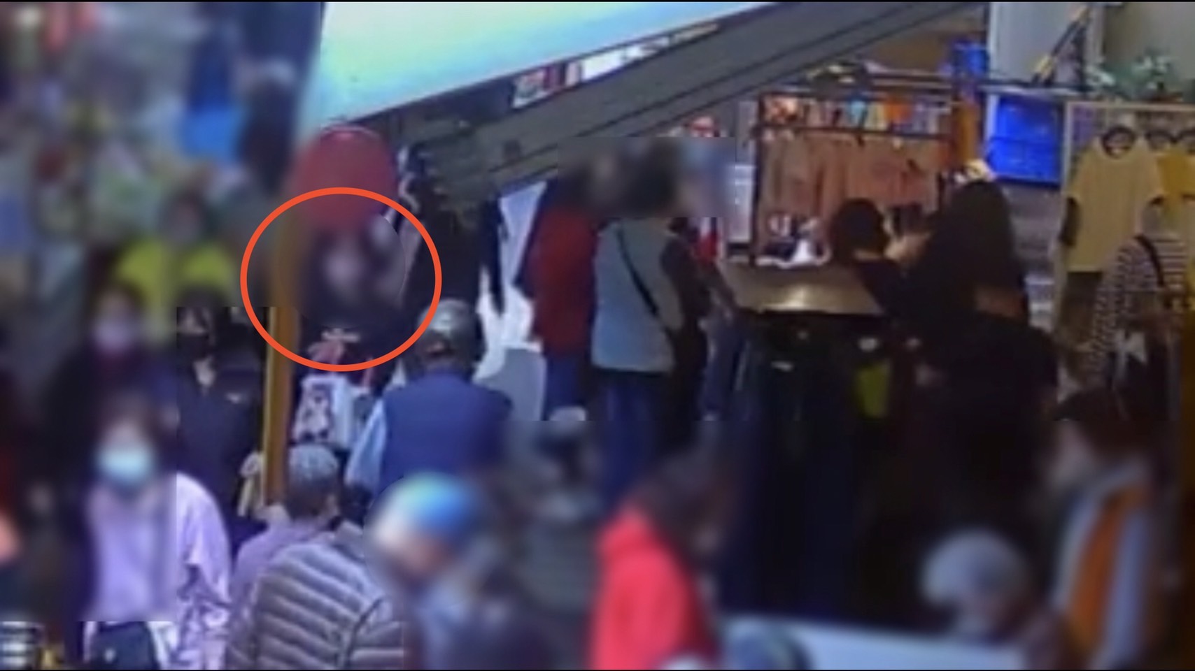 潘姓女子擠身在市場內，伺機朝揹著側背包的菜籃族下手行竊。（翻攝畫面）