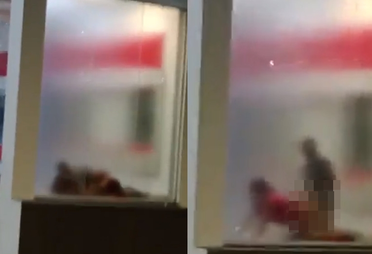 巴西一對男女大膽在銀行提款機旁嘿咻，性愛姿勢隔著半透明的玻璃窗路人全看光。（翻攝推特@DiogoBaruan、@RominH_RSP）