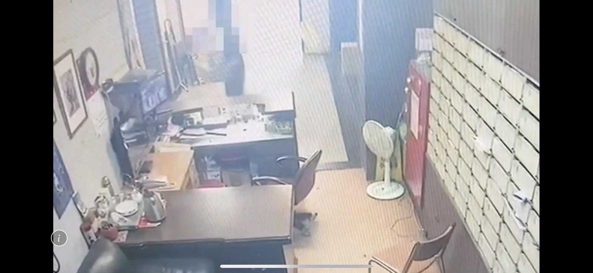 黃男在大樓管理室拿走住戶包裹,當成盲盒隨意開啟。(翻攝畫面)