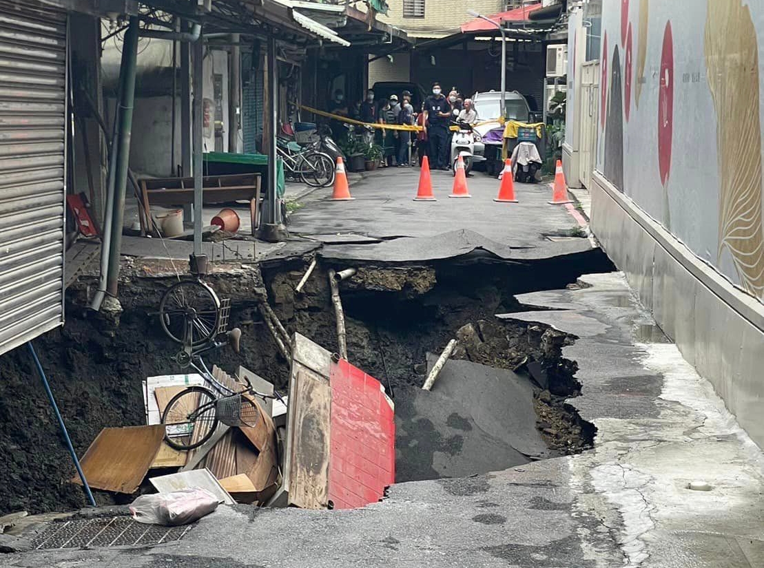 台北市信義區崇德街60巷驚見3公尺大天坑。（翻攝自許淑華臉書）
