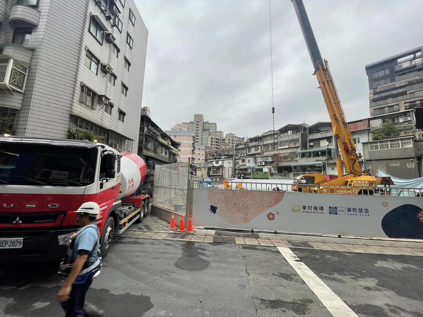崇德街60巷驚見3公尺大天坑,目前營造商先進行灌漿作業中。(翻攝自許淑華臉書)