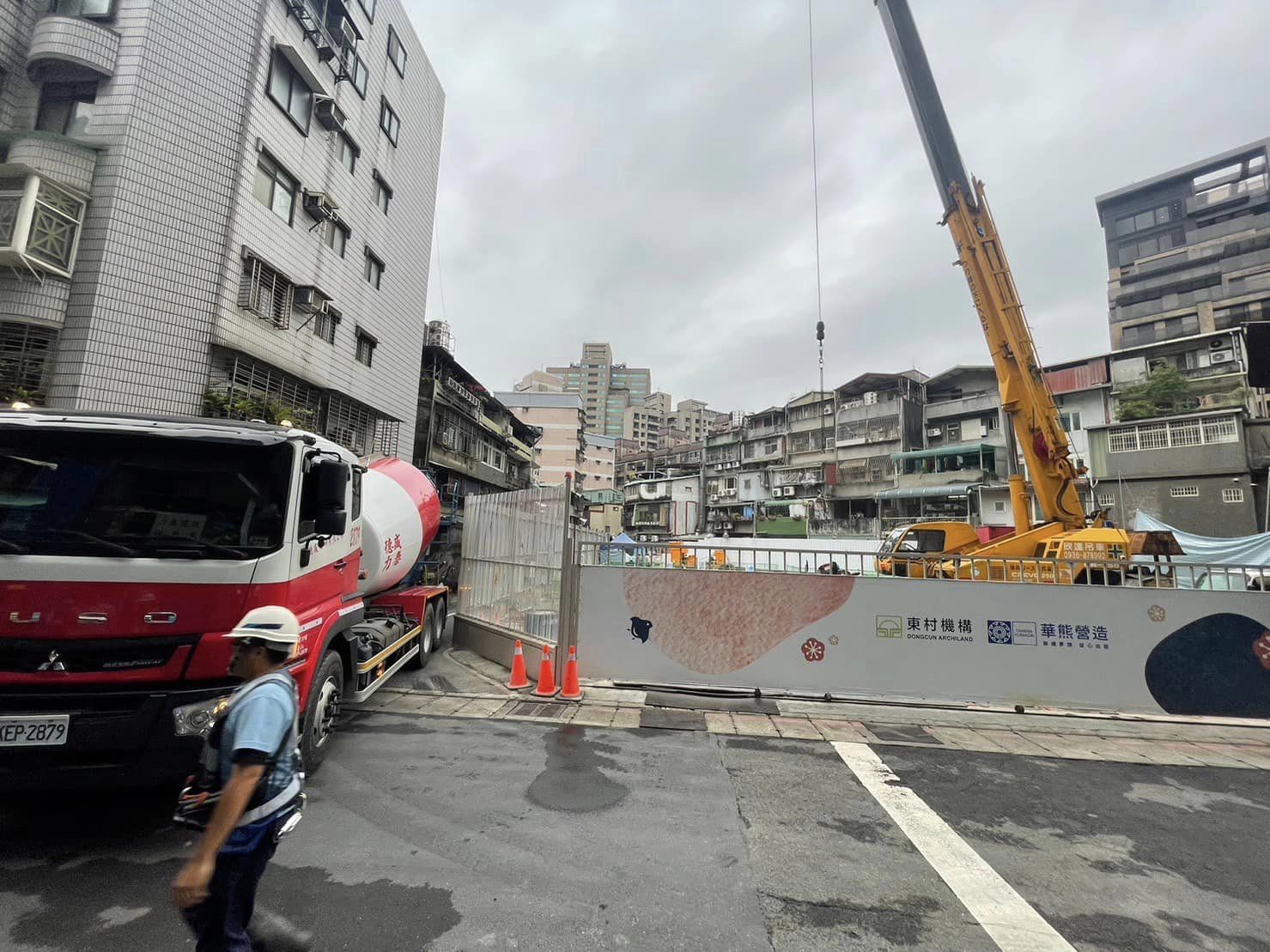 崇德街60巷驚見3公尺大天坑，目前營造商先進行灌漿作業中。（翻攝自許淑華臉書）
