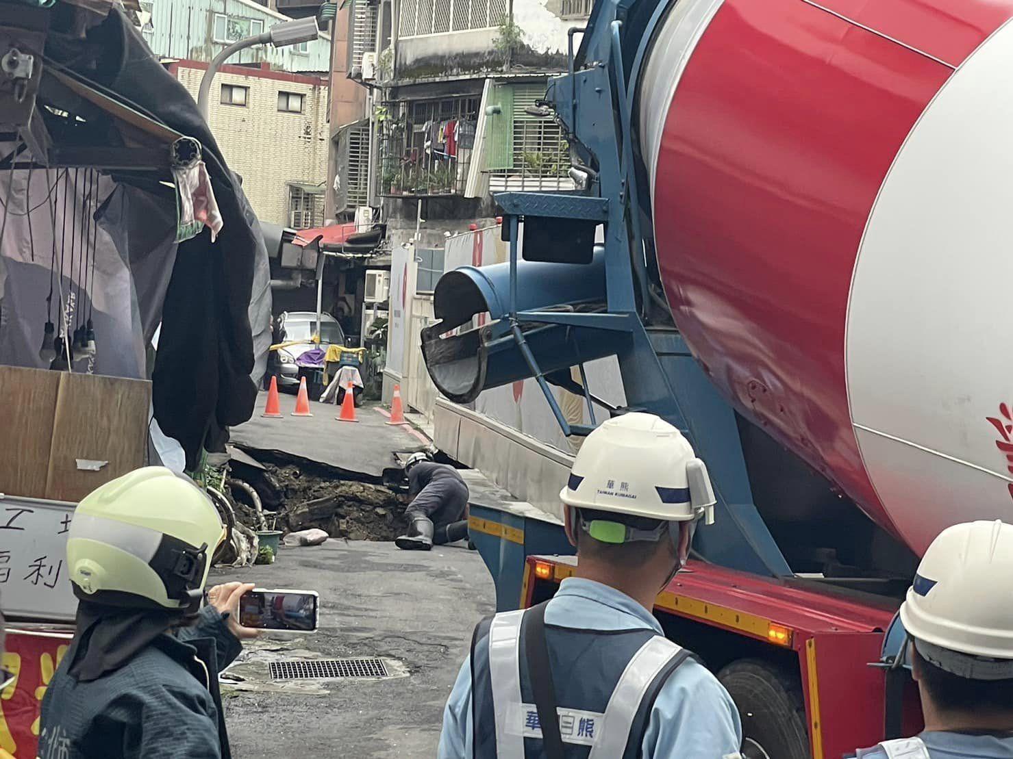 台北市信義區崇德街60巷驚見3公尺大天坑。(翻攝自許淑華臉書)