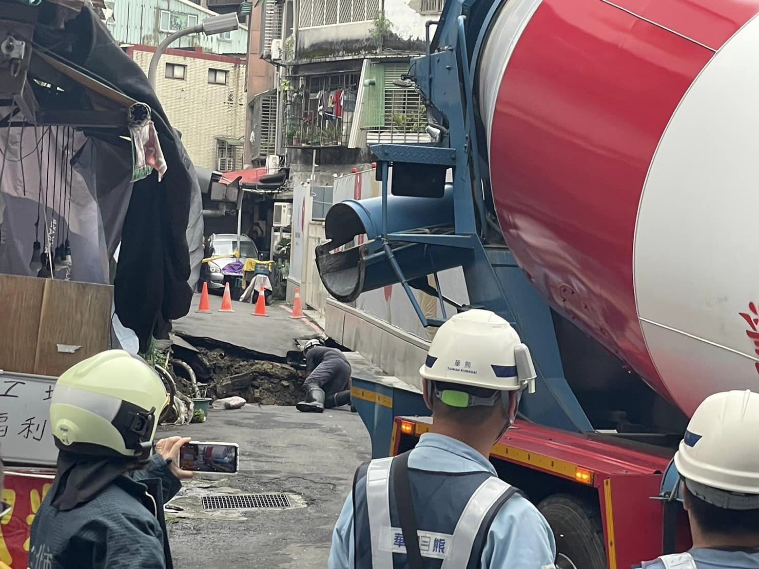 台北市信義區崇德街60巷驚見3公尺大天坑。（翻攝自許淑華臉書）