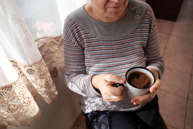 韓國一家咖啡店在店門公告「限制60歲以上長者入內」引發輿論抨擊。（示意圖，取自photoAC）