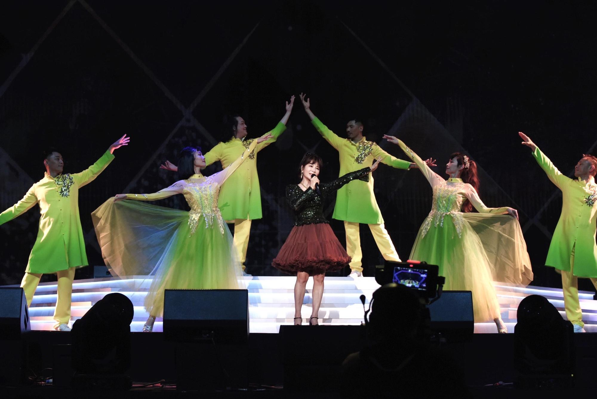 蔡秋鳳在《2023真愛秀・藍寶石大歌廳》擔任開場演出。(高雄流行音樂中心提供)