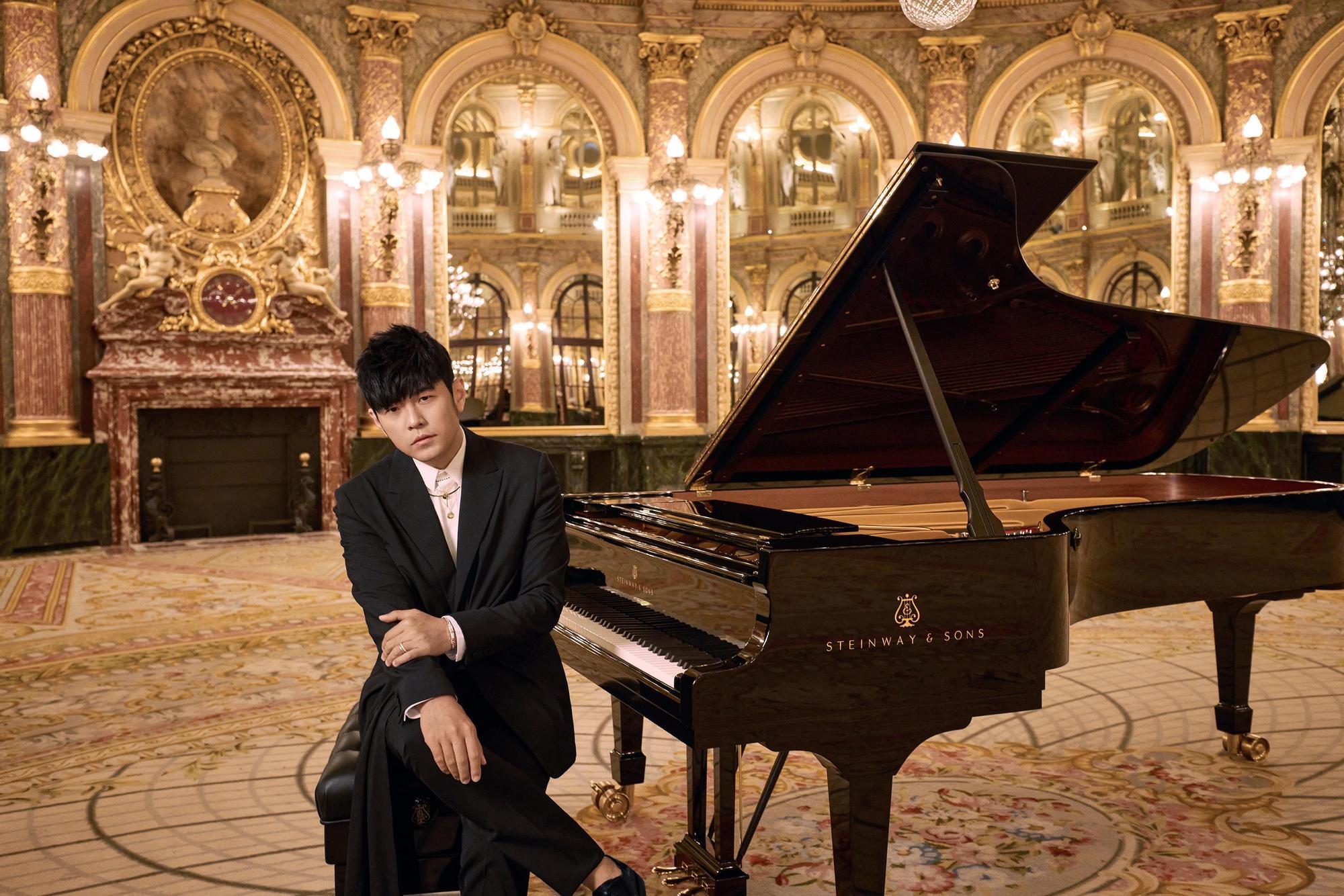 周杰倫在演唱會首播〈倒影〉MV，讓現場歌迷是又驚又喜。（杰威爾提供）
