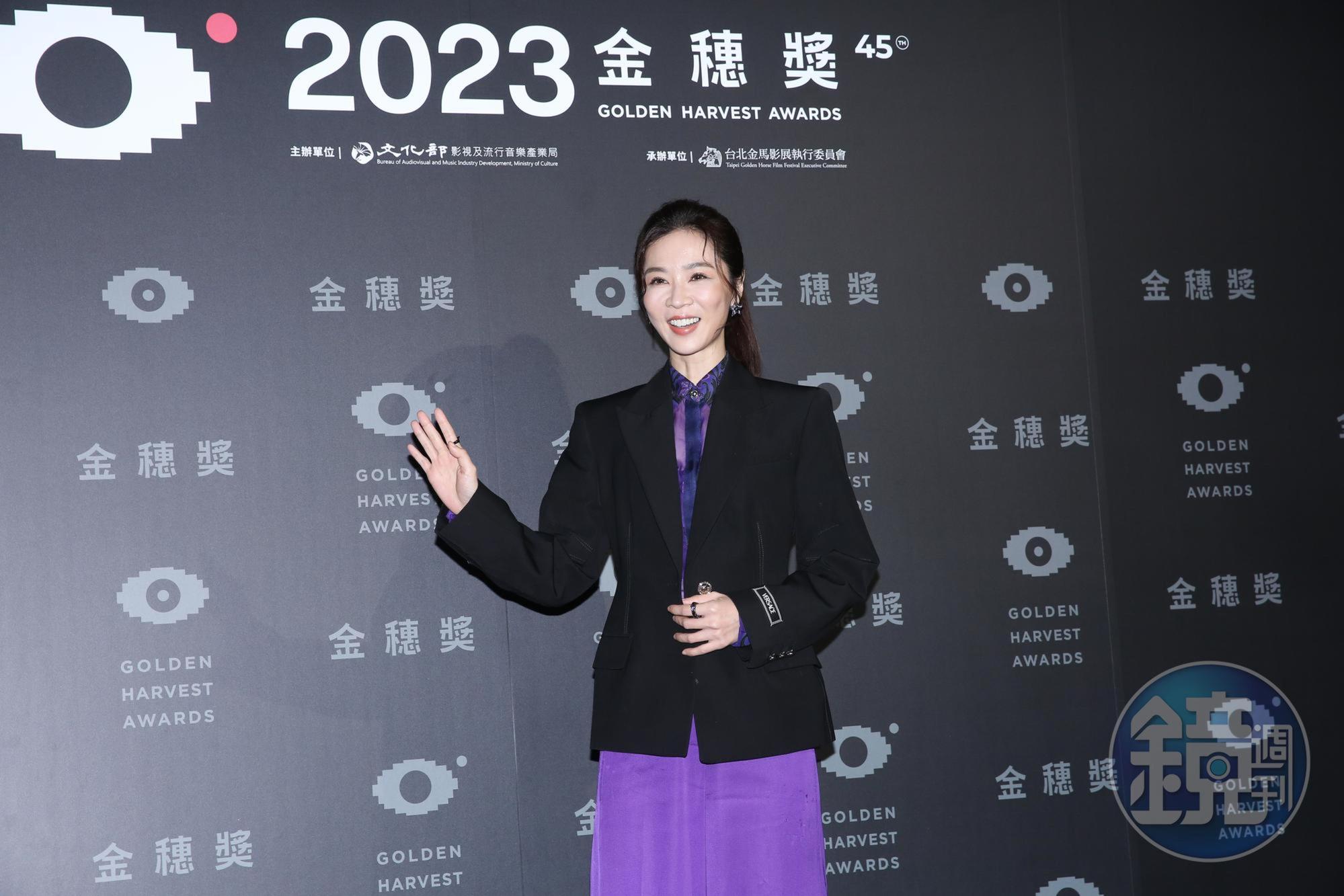謝盈萱被問到在路上有沒有人喊她「方方正正翁文方」,她笑說最近沒在路上走,都在片場拍戲。