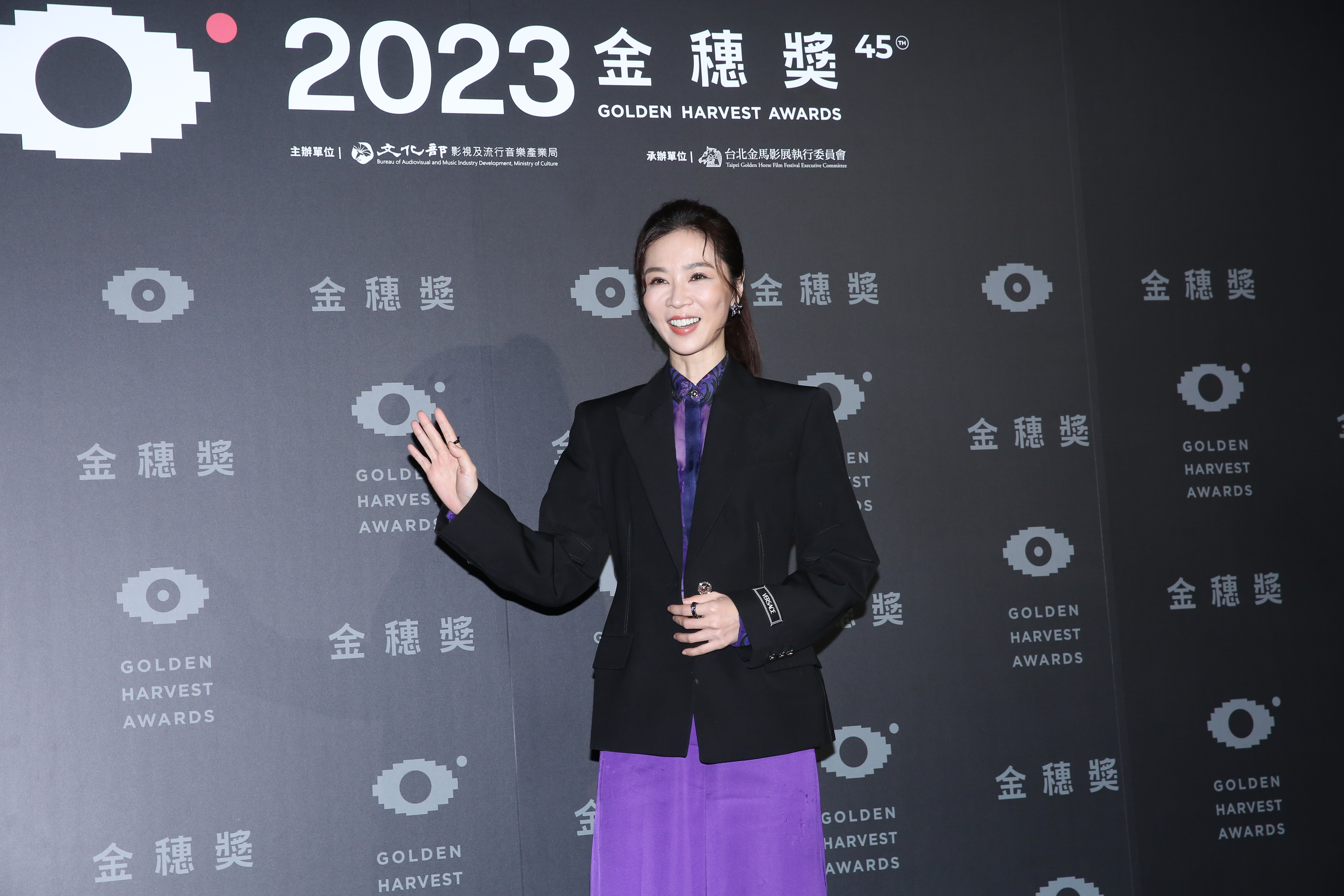 謝盈萱被問到在路上有沒有人喊她「方方正正翁文方」，她笑說最近沒在路上走，都在片場拍戲。