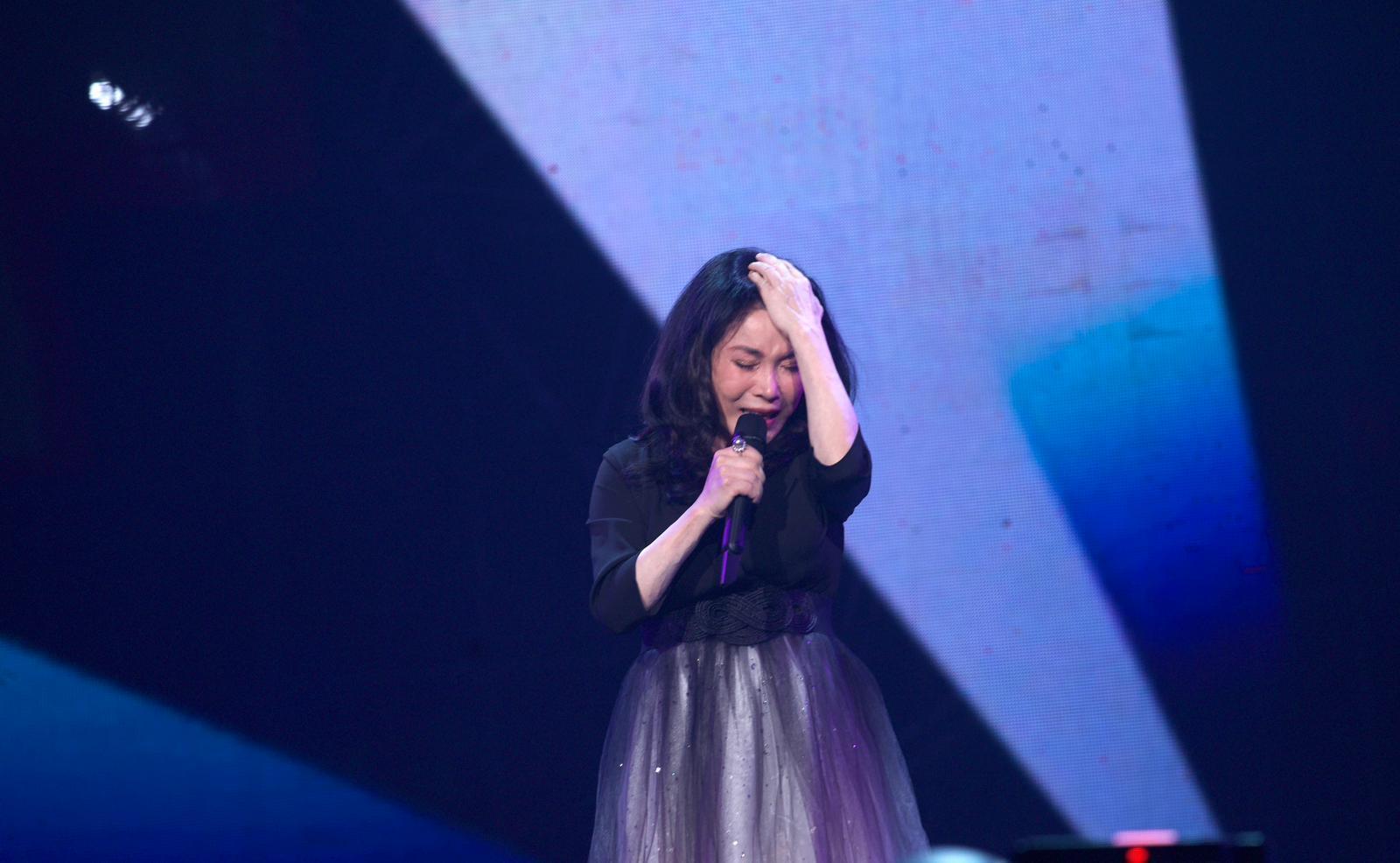 余天與李亞萍夫妻倆在高流演出，一首〈雷夢娜〉讓李亞萍哭倒舞台。（高雄流行音樂中心提供）