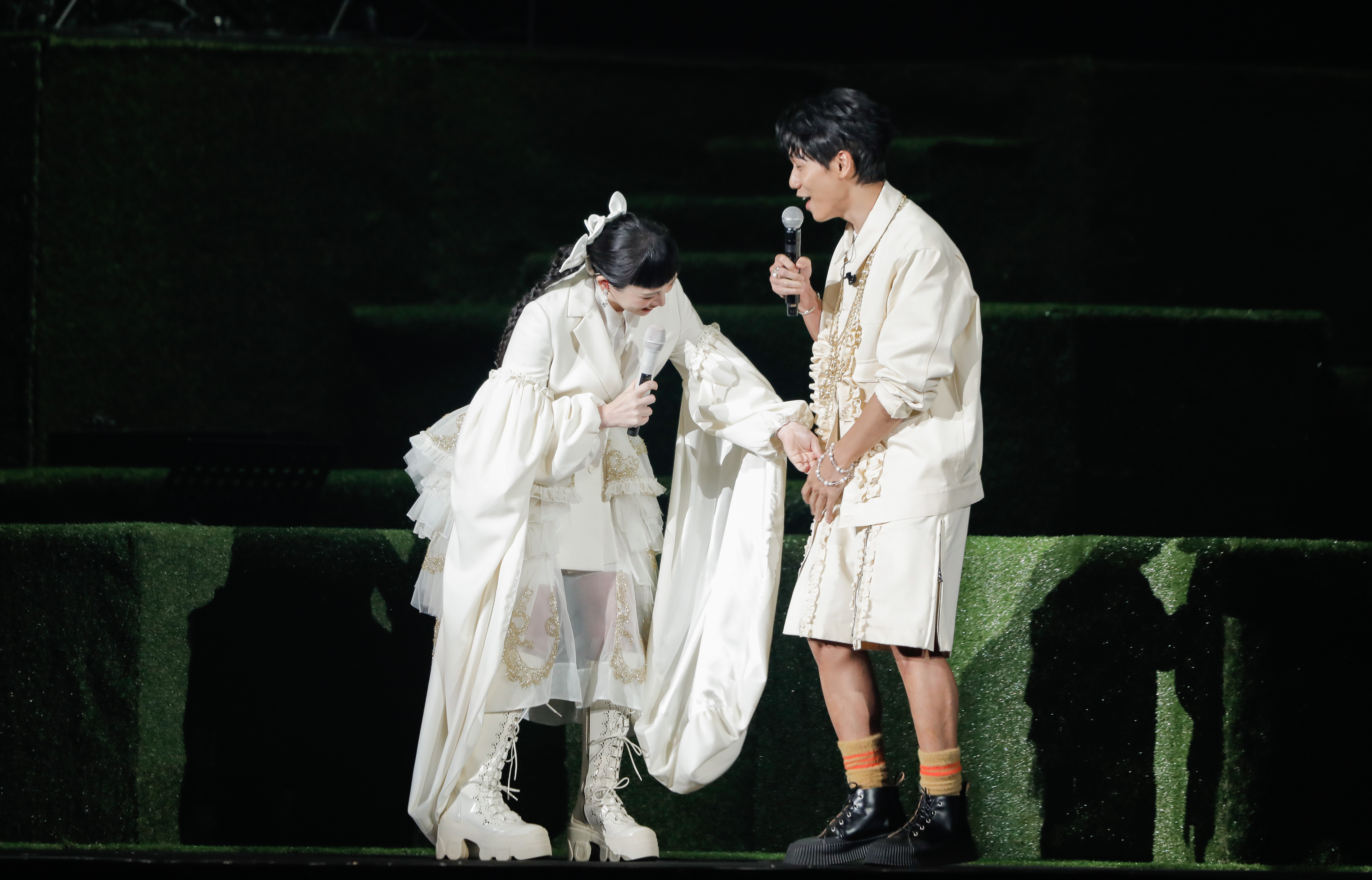 魏如萱與蔡旻佑互動熱絡。