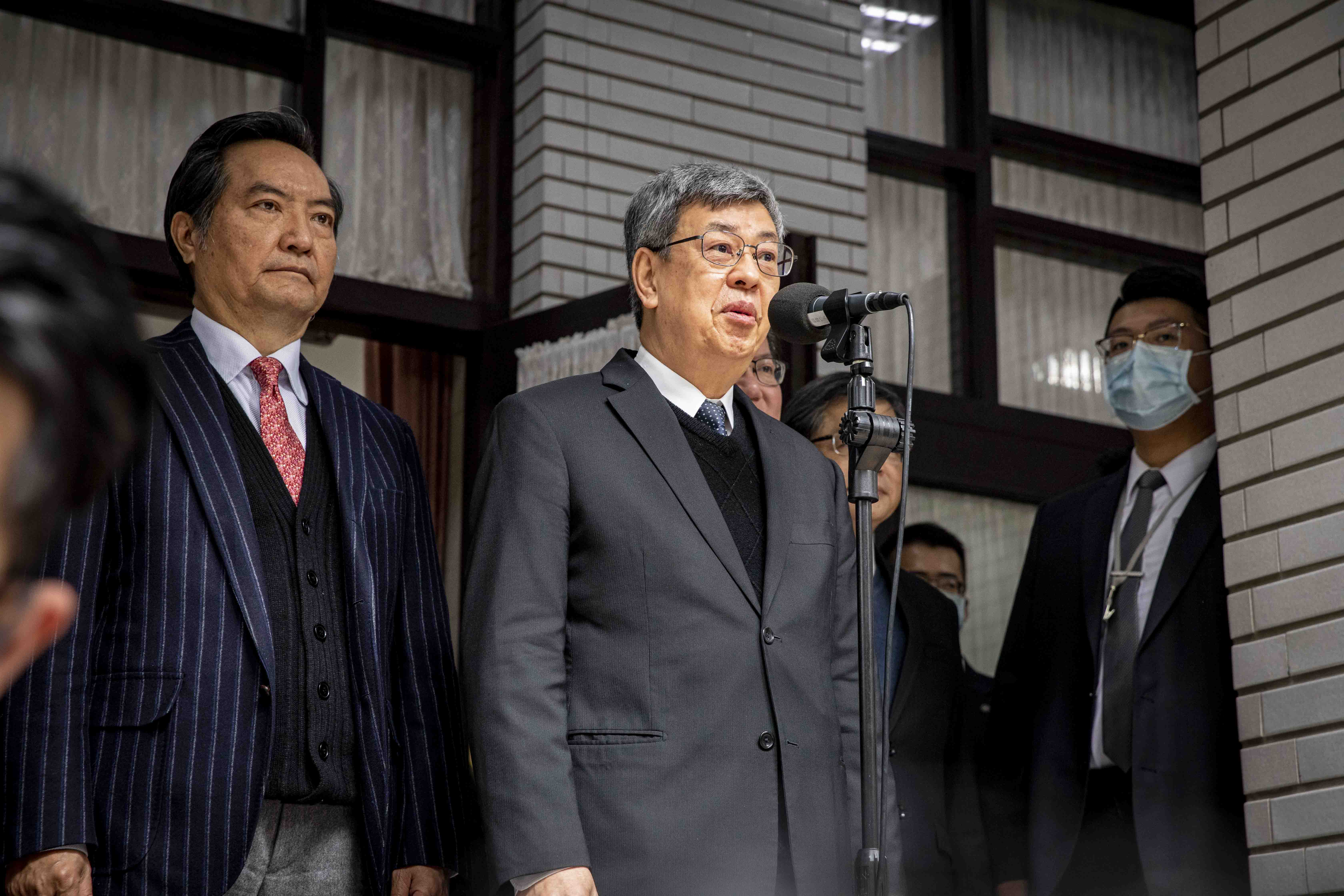 羅秉成（左）透露，行政院長陳建仁（中）快篩陽性後經醫師建議後決定在家休養，取消今日行程。（本刊資料照）