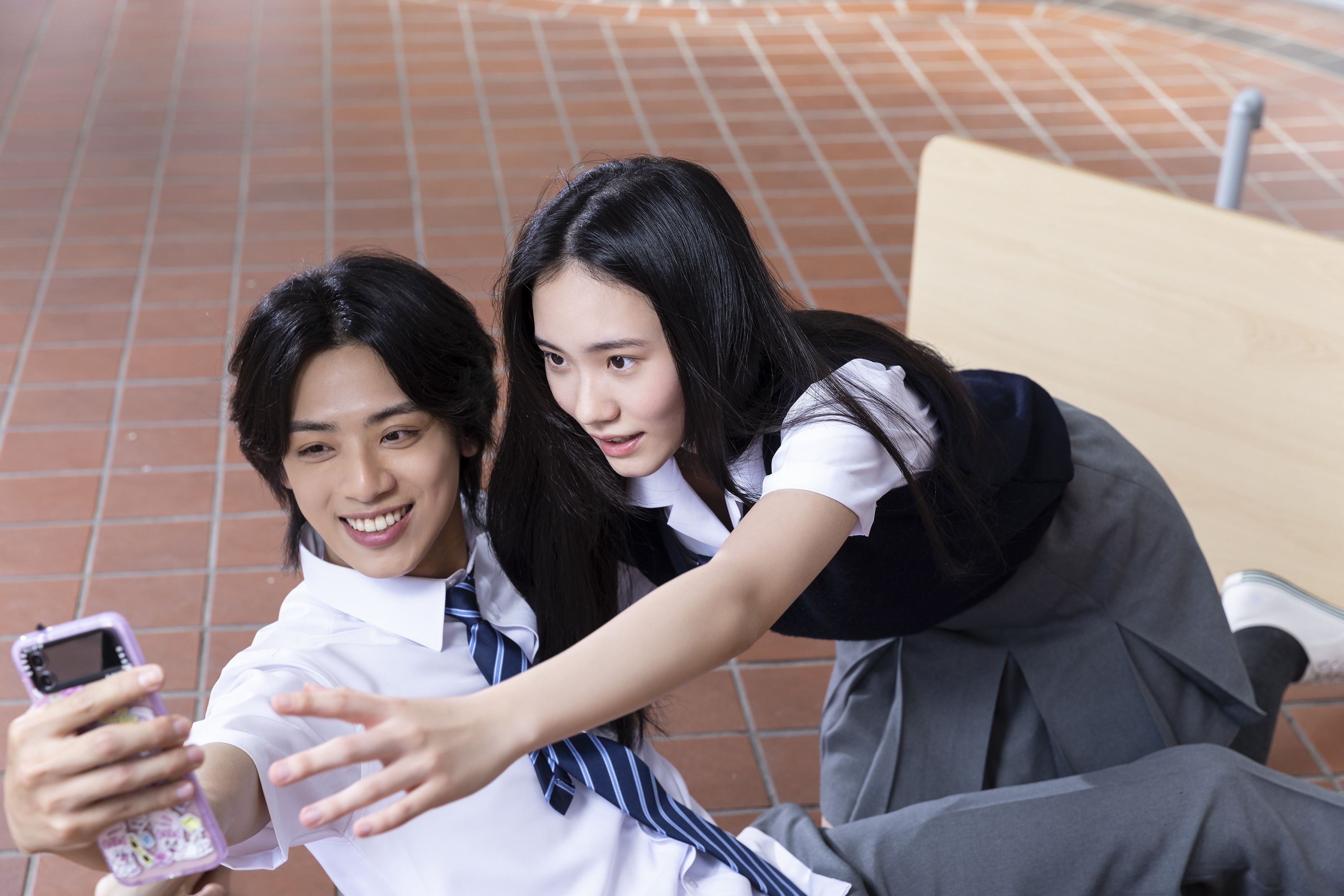 小S徐熙娣女兒Lily許韶恩為鼓鼓新歌〈他一定喜歡你〉，撲倒男團ALL IN 5林裕城超害羞。（相信音樂提供）