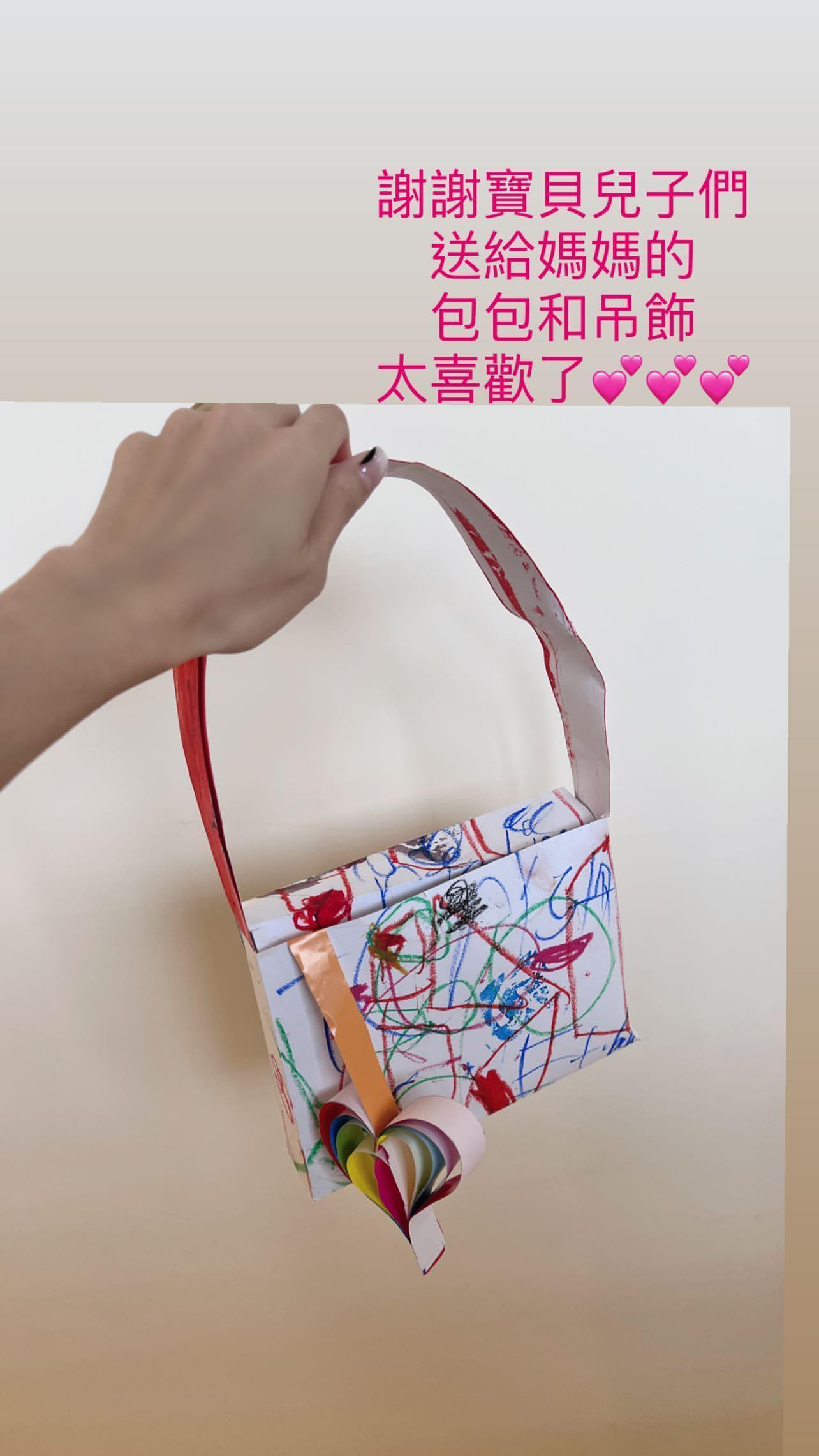 侯佩岑兒子親手做的紙紮包,充滿畢卡索的藝術感。(翻攝自侯佩岑IG)