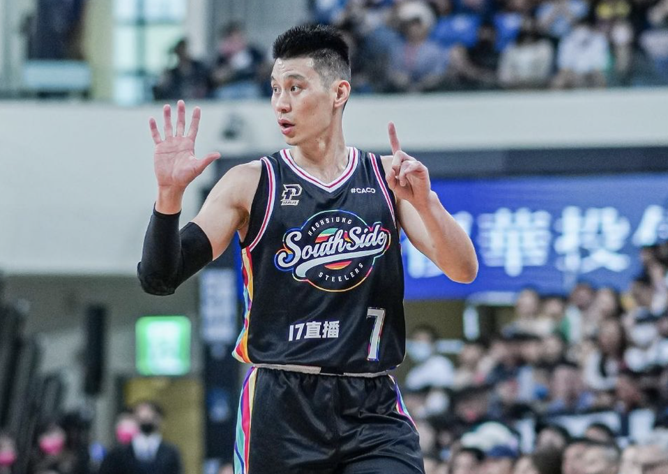 高雄17直播鋼鐵人當家球星林書豪臉部就遭到肘擊鼻血直流退場。（翻攝高雄鋼鐵人IG）