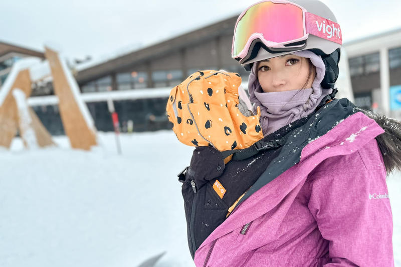 網紅「林叨囝仔」的七寶媽將年幼孩子背在胸前滑雪,引發抨擊。(翻攝自林叨囝仔臉書)