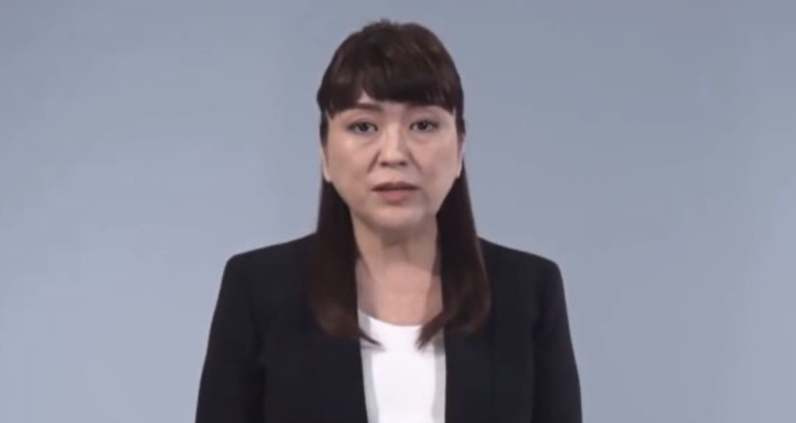 傑尼斯已故社長強尼喜多川生前曾性侵練習生醜聞延燒,現任社長藤島茱莉景子今(14)日出面,數度鞠躬致歉。(翻攝推特)
