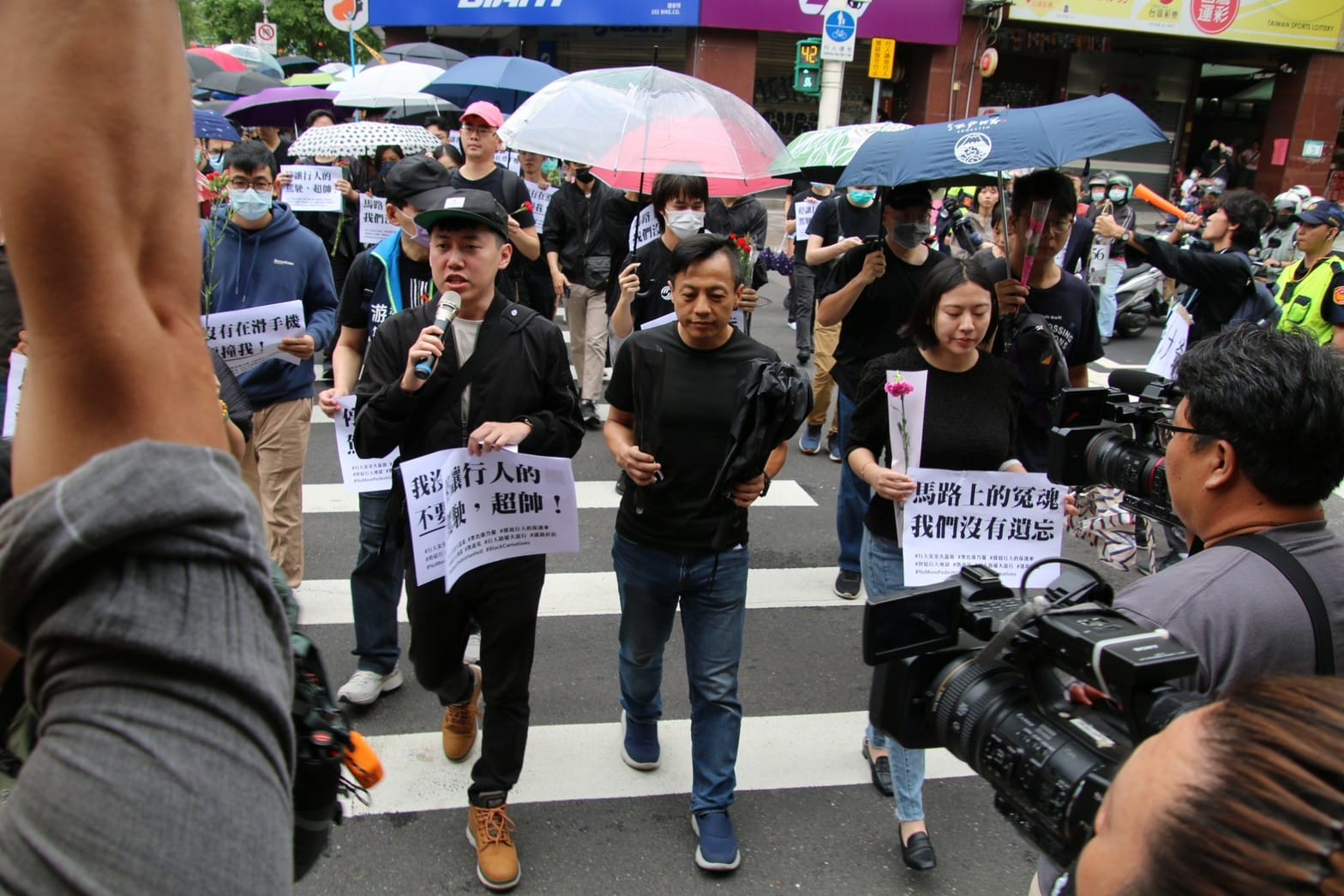 網紅Cheap（左）號召全台7縣市上街串聯「行人安全大富翁」，期盼讓各界重視行人交通安全的問題。（翻攝自李明賢臉書）
