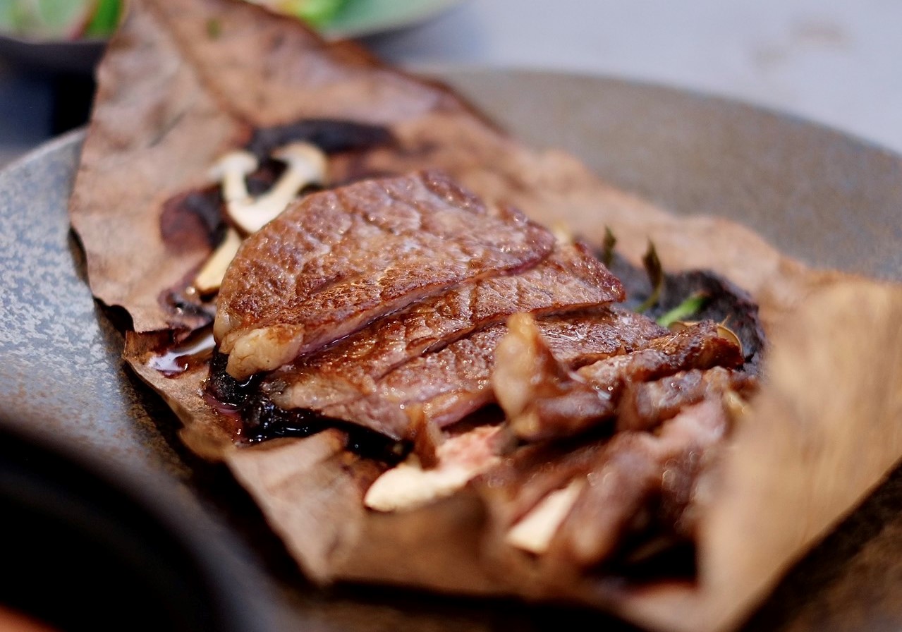 「和牛研究室」推出全新菜色，推出有近江和牛女王之稱的尾崎牛和風定食套餐。（和牛研究室提供）